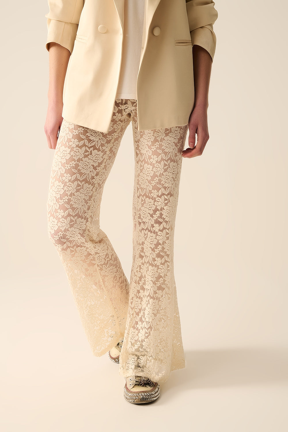 Calças flare de creme em renda floral