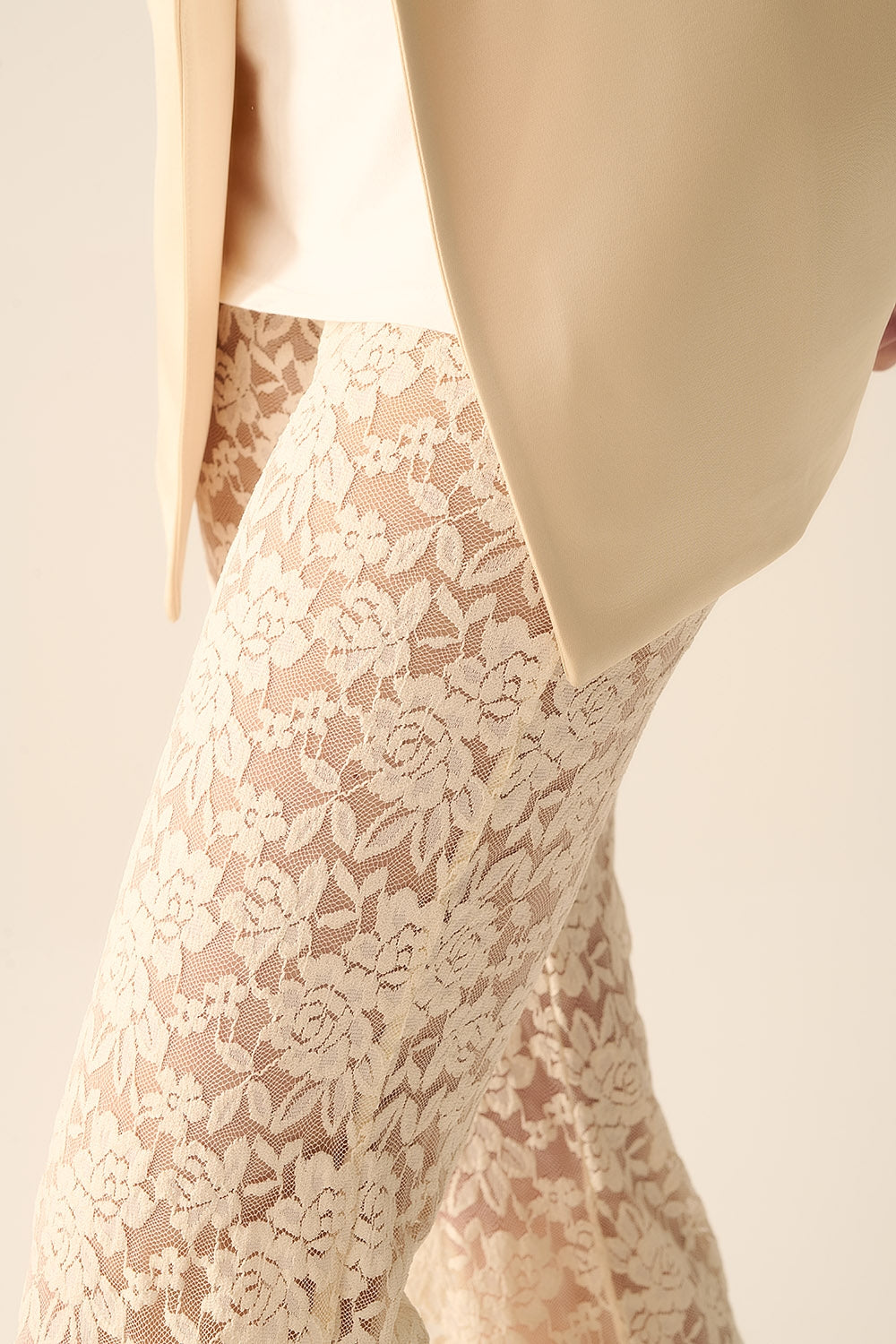 Calças flare de creme em renda floral