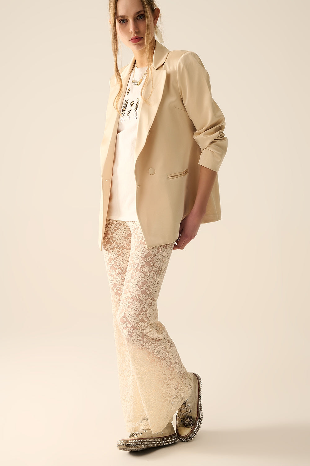 Calças flare de creme em renda floral