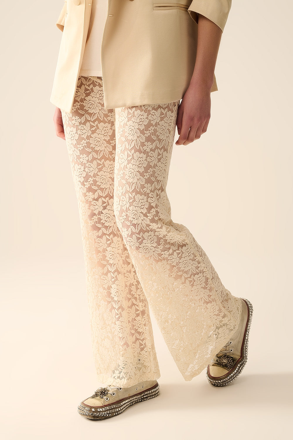 Calças flare de creme em renda floral