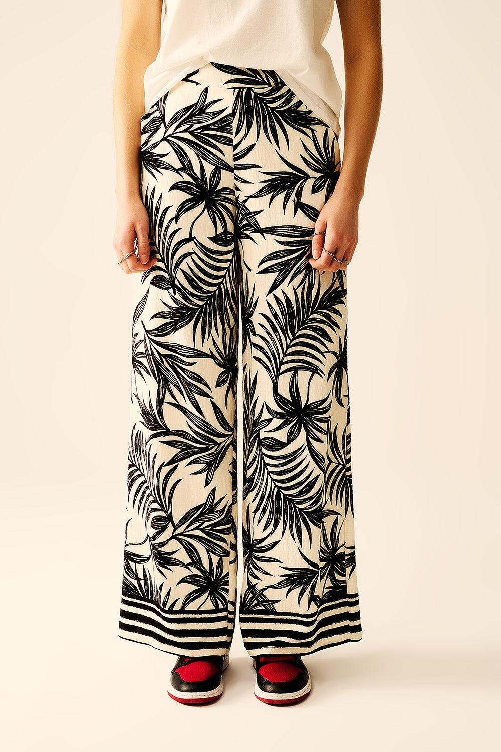 Calças de Pernas Largas em Branco com Detalhe Floral em Preto