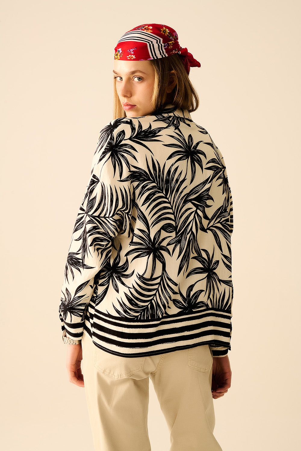 Blusa Relaxada com Motivo Tropical em Preto e Branco