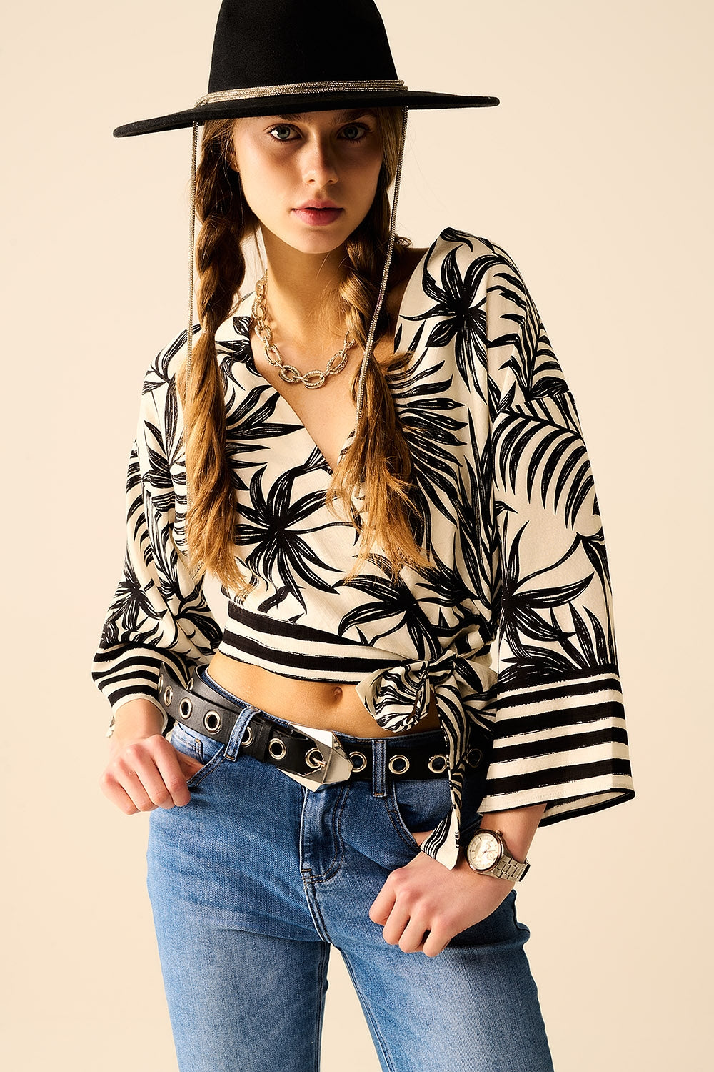 Top Cropped Branco Com Motivo Tropical em Preto