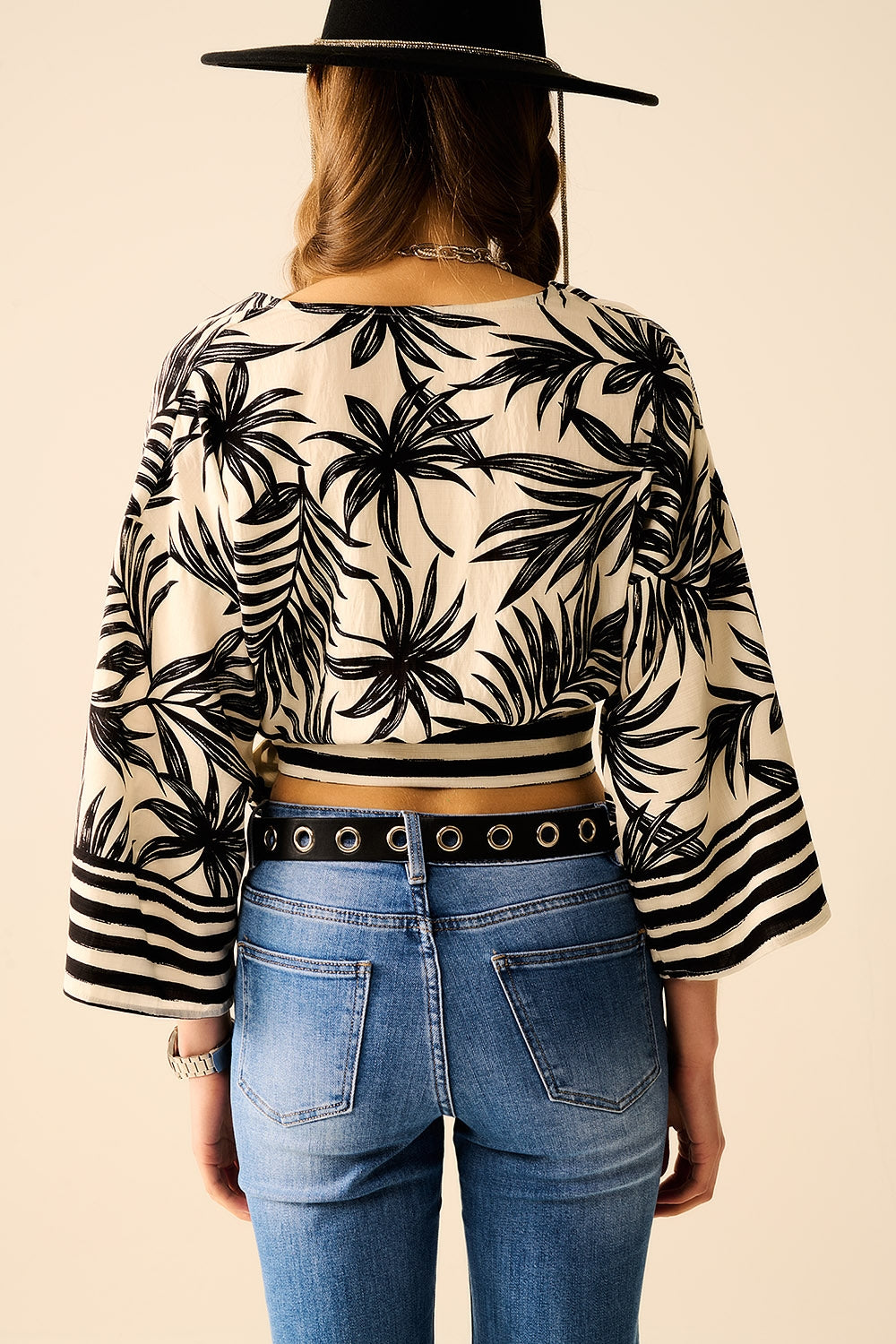 Top Cropped Branco Com Motivo Tropical em Preto