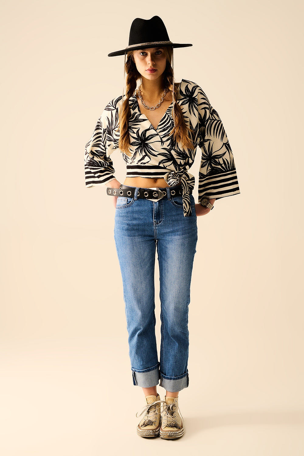 Top Cropped Branco Com Motivo Tropical em Preto