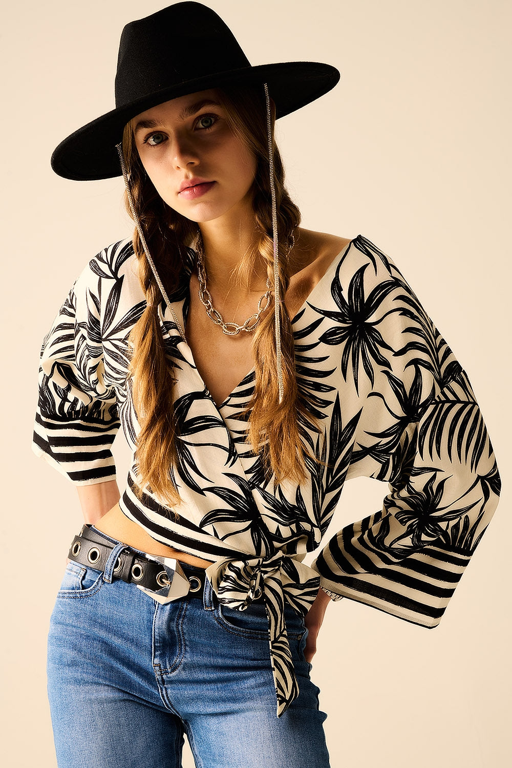 Top Cropped Branco Com Motivo Tropical em Preto