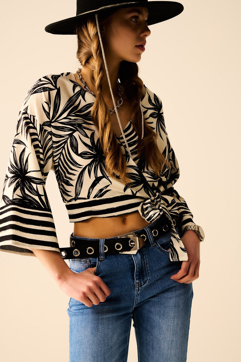 Top Cropped Branco Com Motivo Tropical em Preto