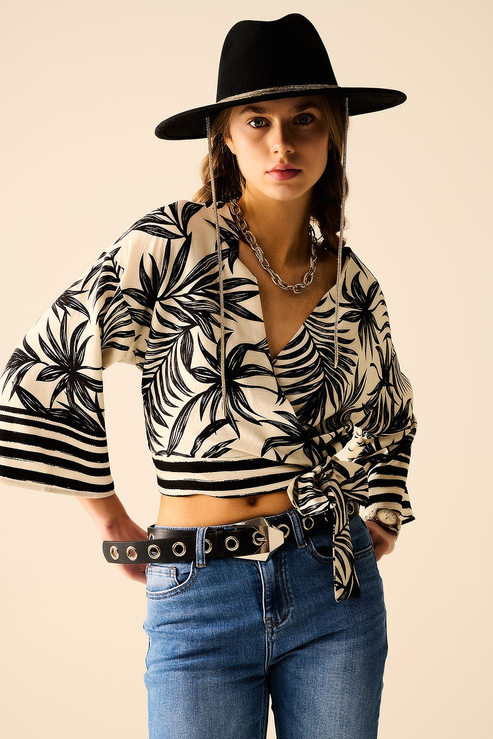 Top Cropped Branco Com Motivo Tropical em Preto
