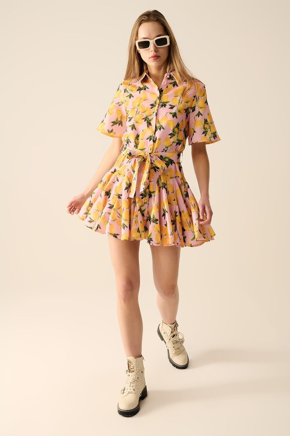 Vestido romântico com cintura e estampa de limão e mangas curtas em rosa