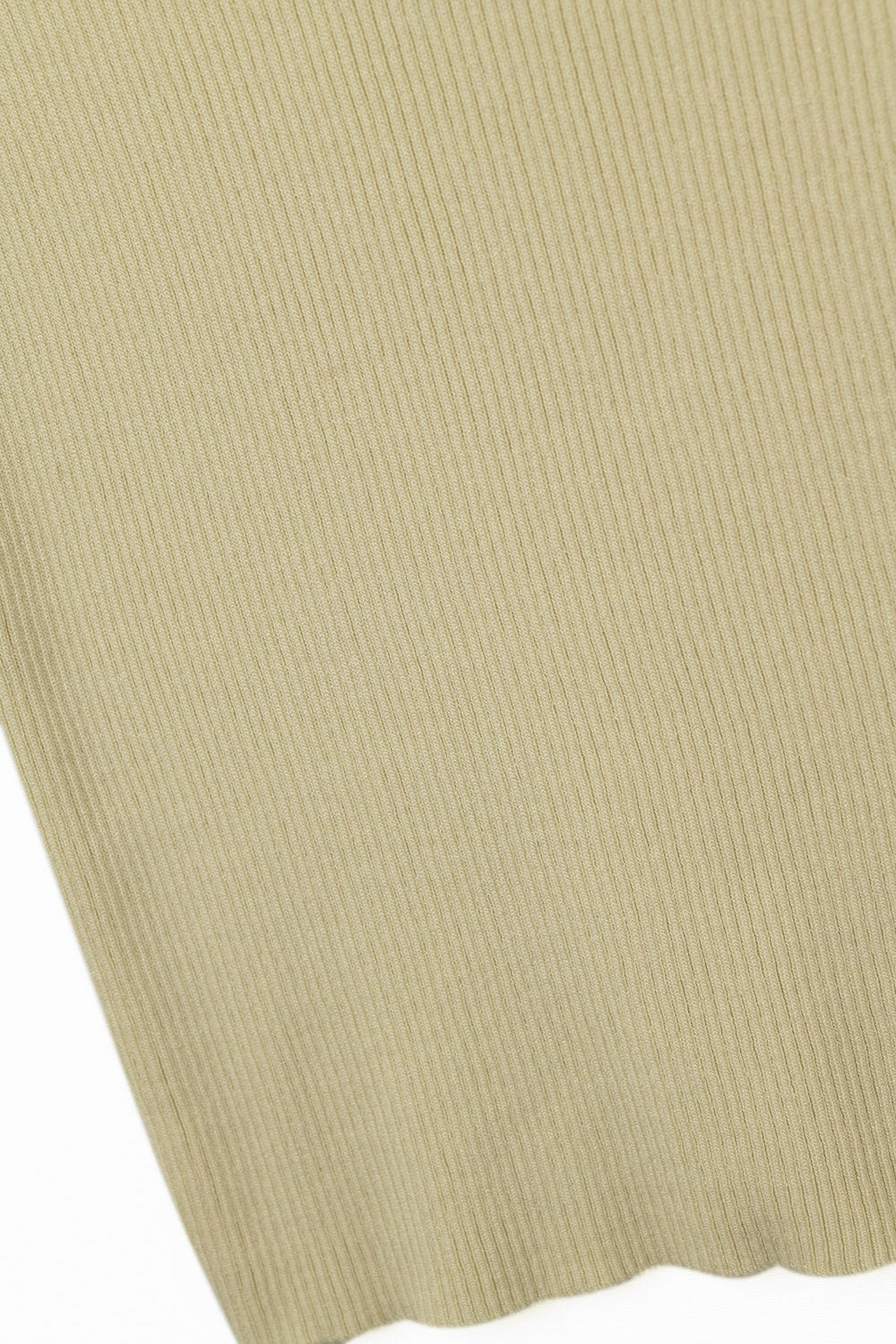Camisola com gola alta e mangas curtas com nervuras em bege