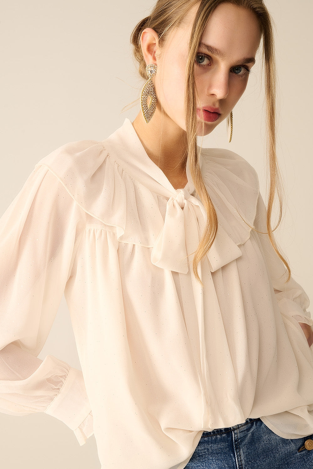 Camisa de chiffon bege com detalhe de laço