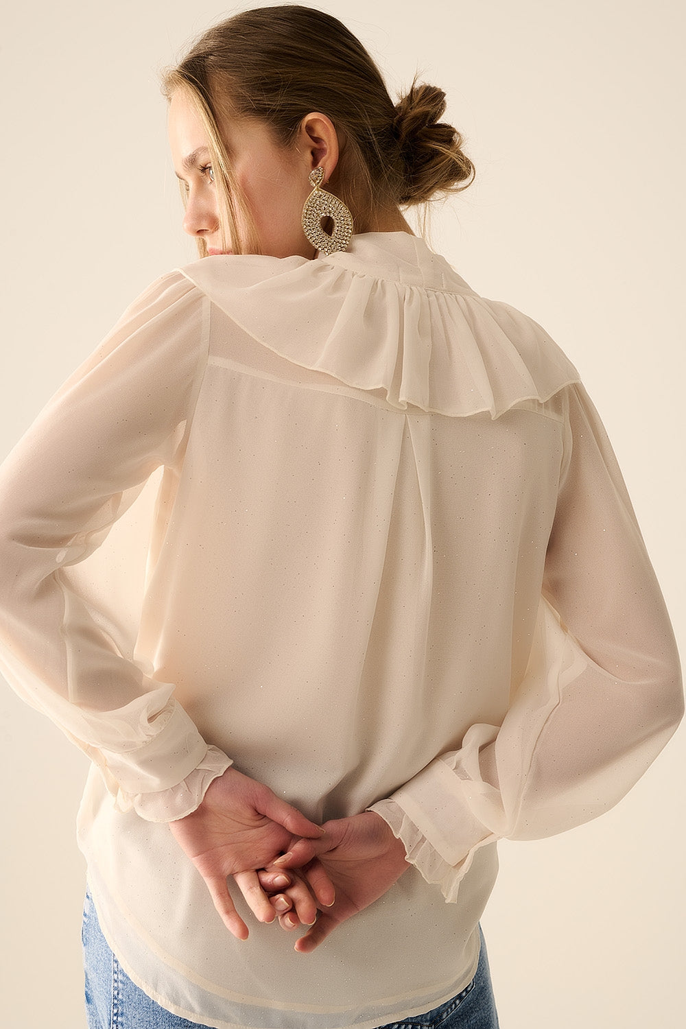 Camisa de chiffon bege com detalhe de laço