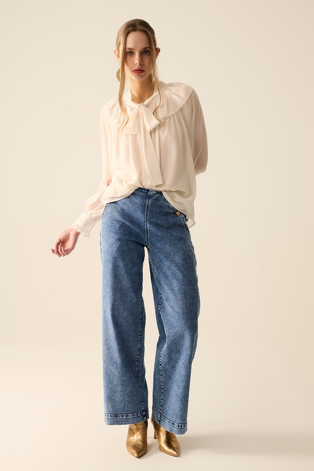 Camisa de chiffon bege com detalhe de laço