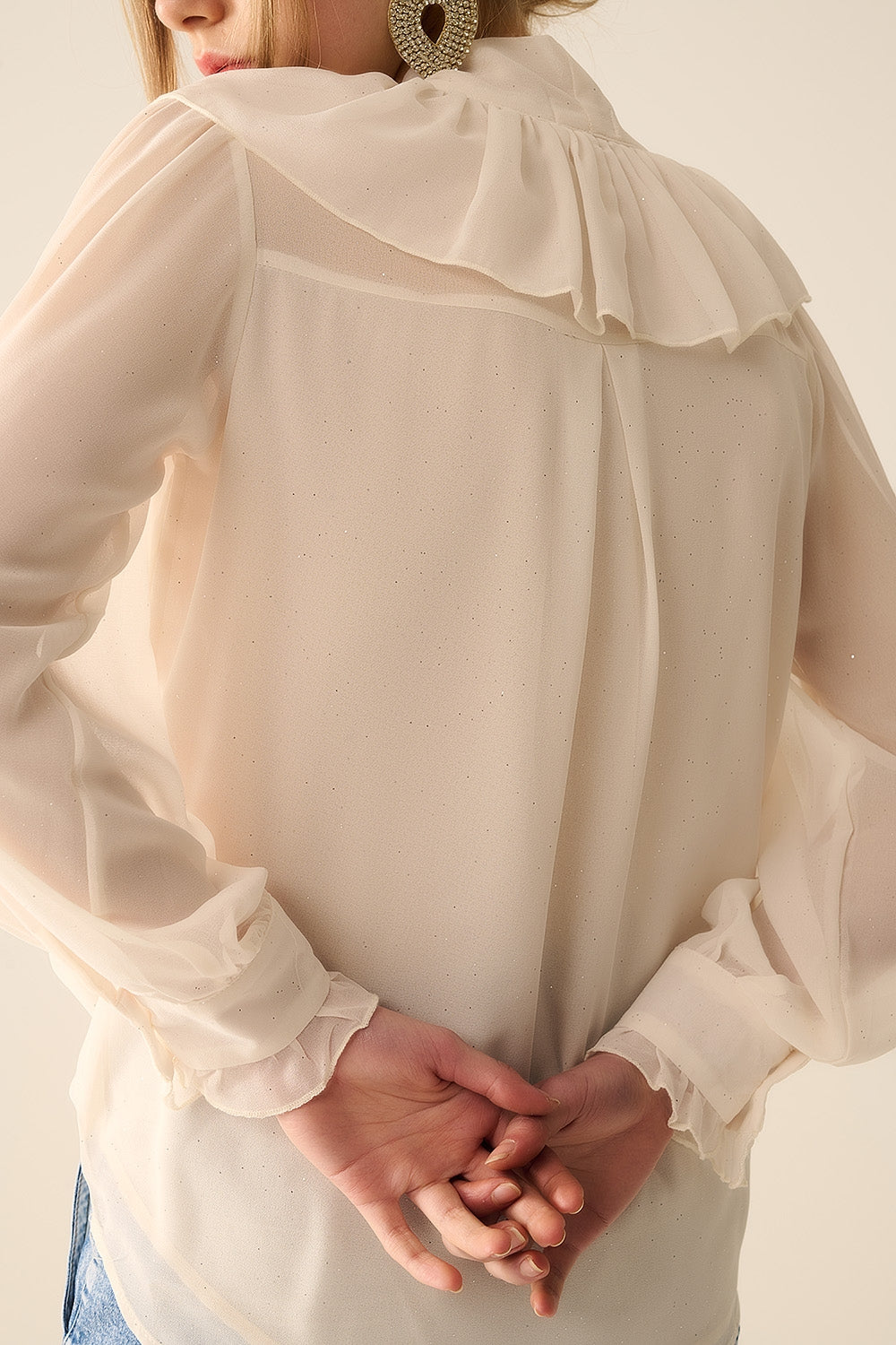 Camisa de chiffon bege com detalhe de laço