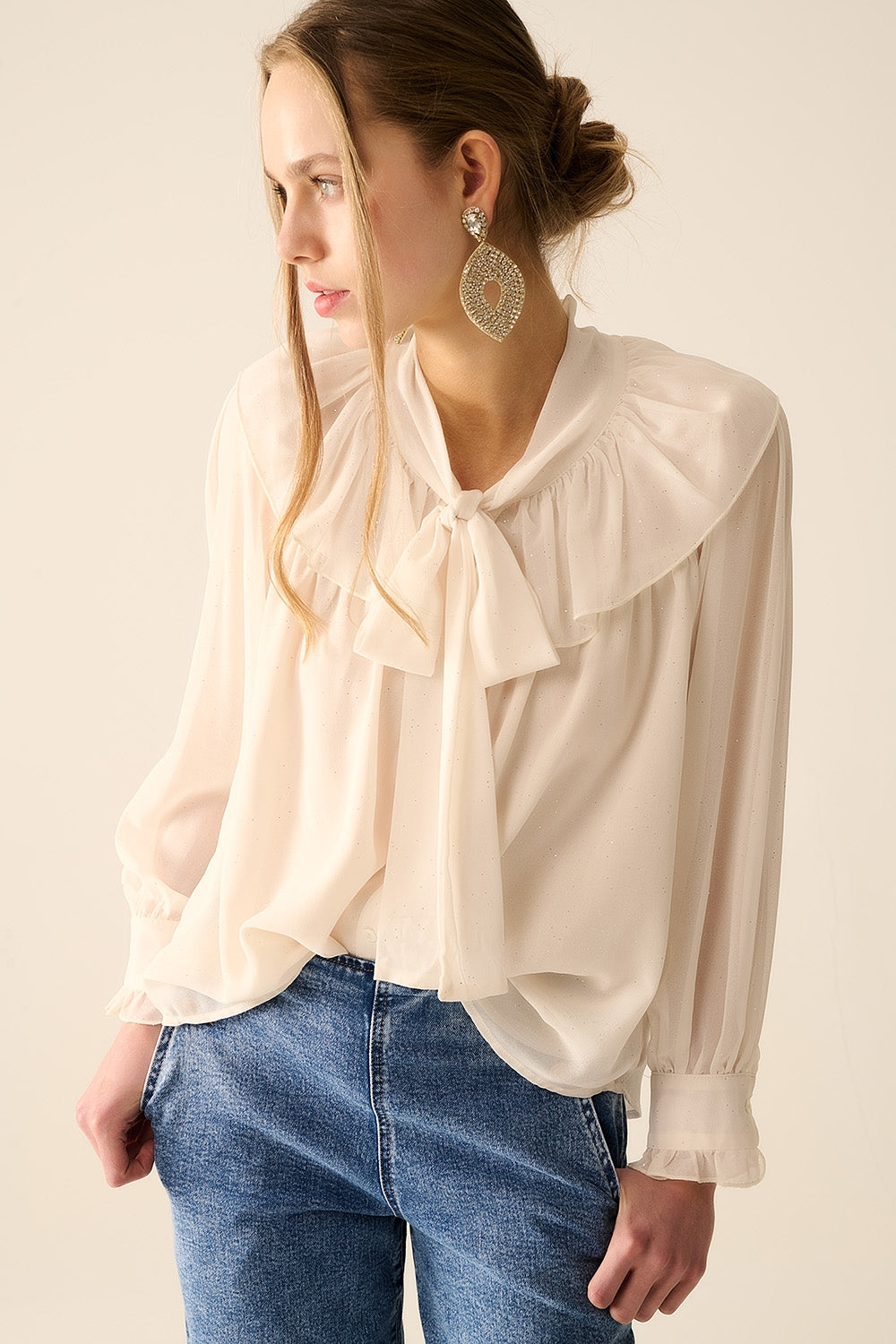 Camisa de chiffon bege com detalhe de laço