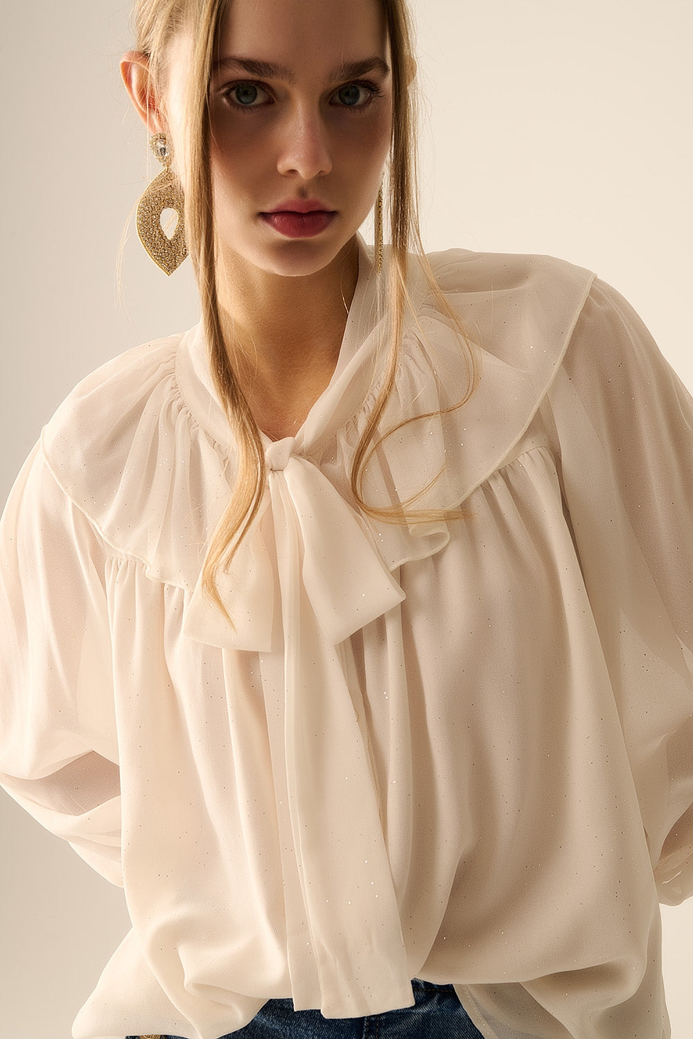 Camisa de chiffon bege com detalhe de laço