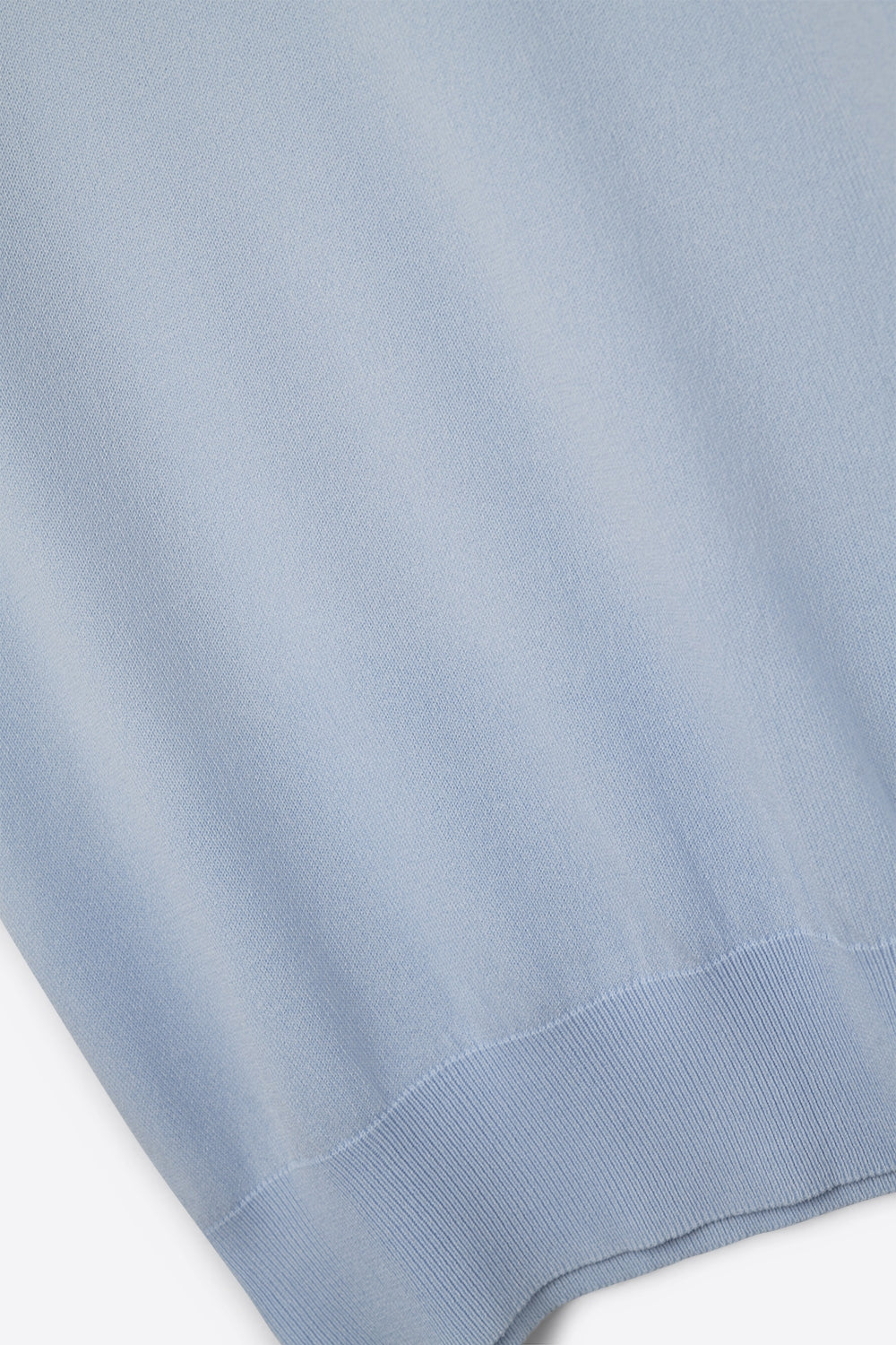 Camisola de gola alta azul bebé com mangas curtas ajustadas