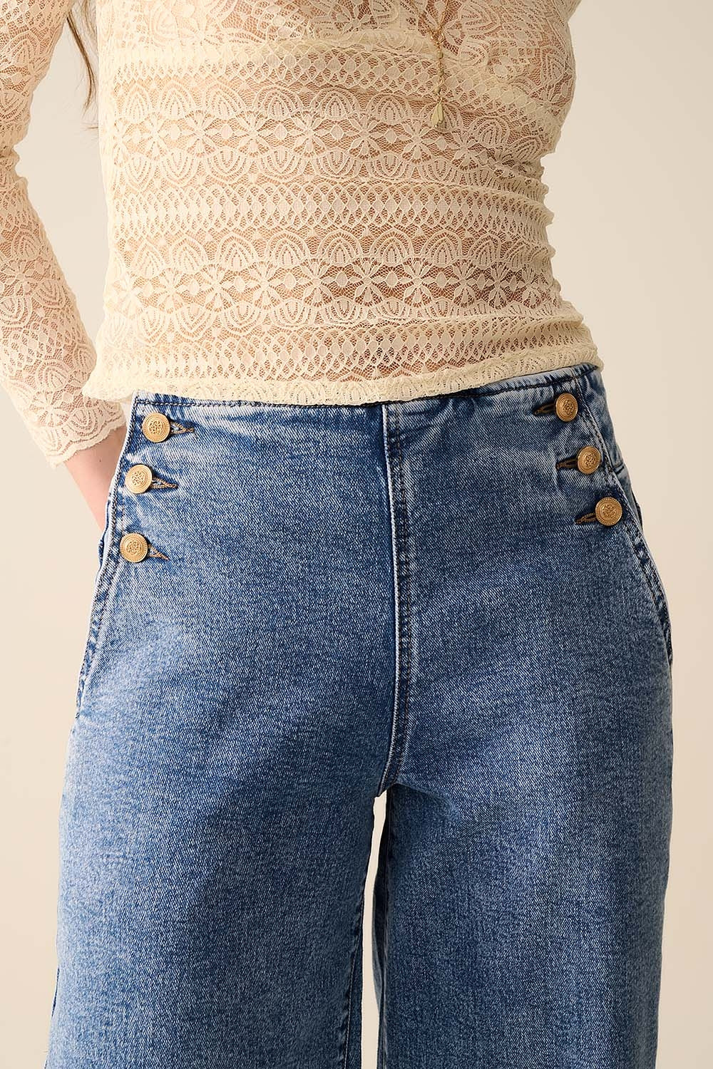 Jeans Marinho de Perna Reta com Botões Dourados em Lavagem Média