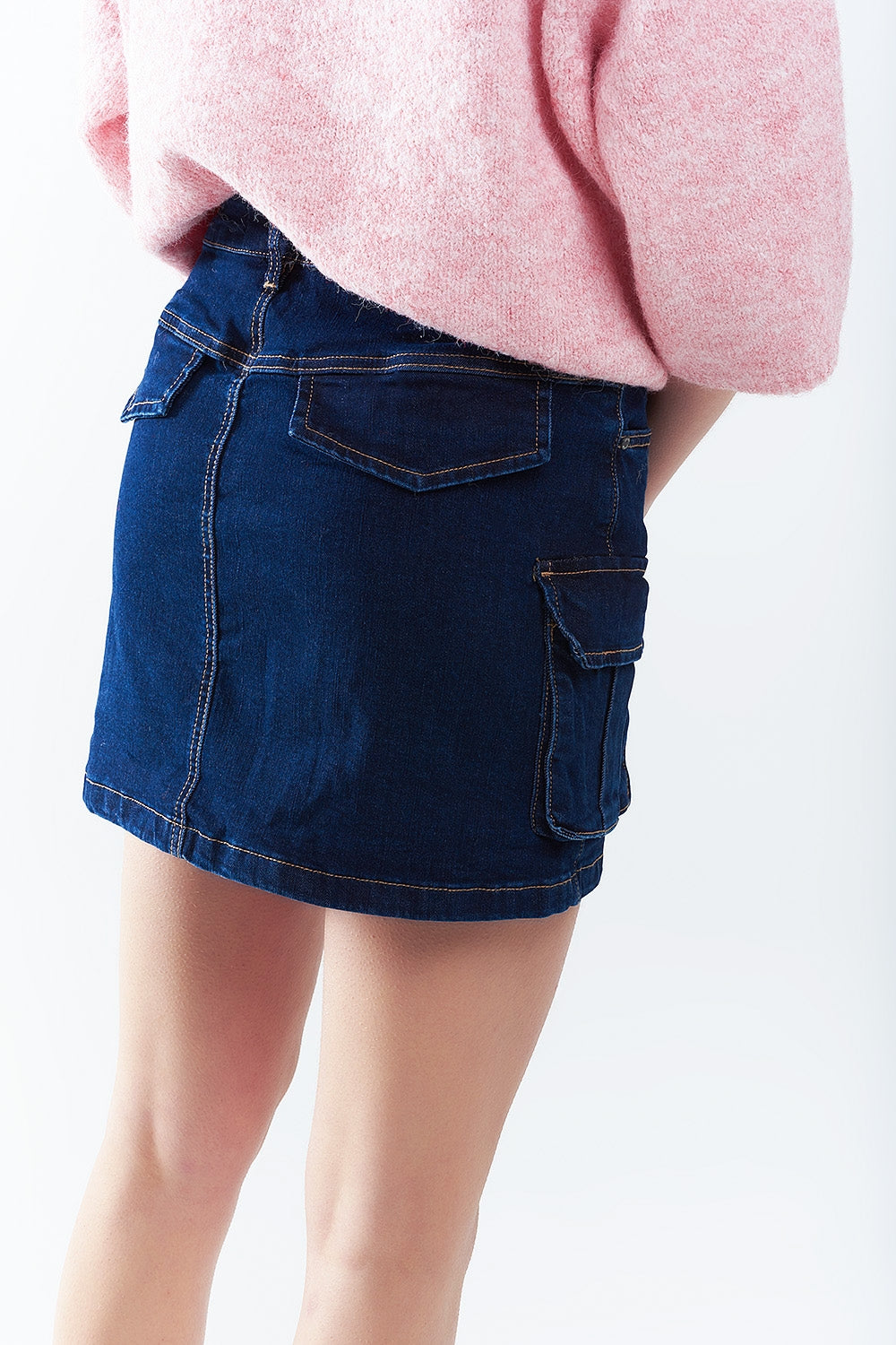 Saia Cargo Jeans em Lavagem Escura Com Costura Contrastante