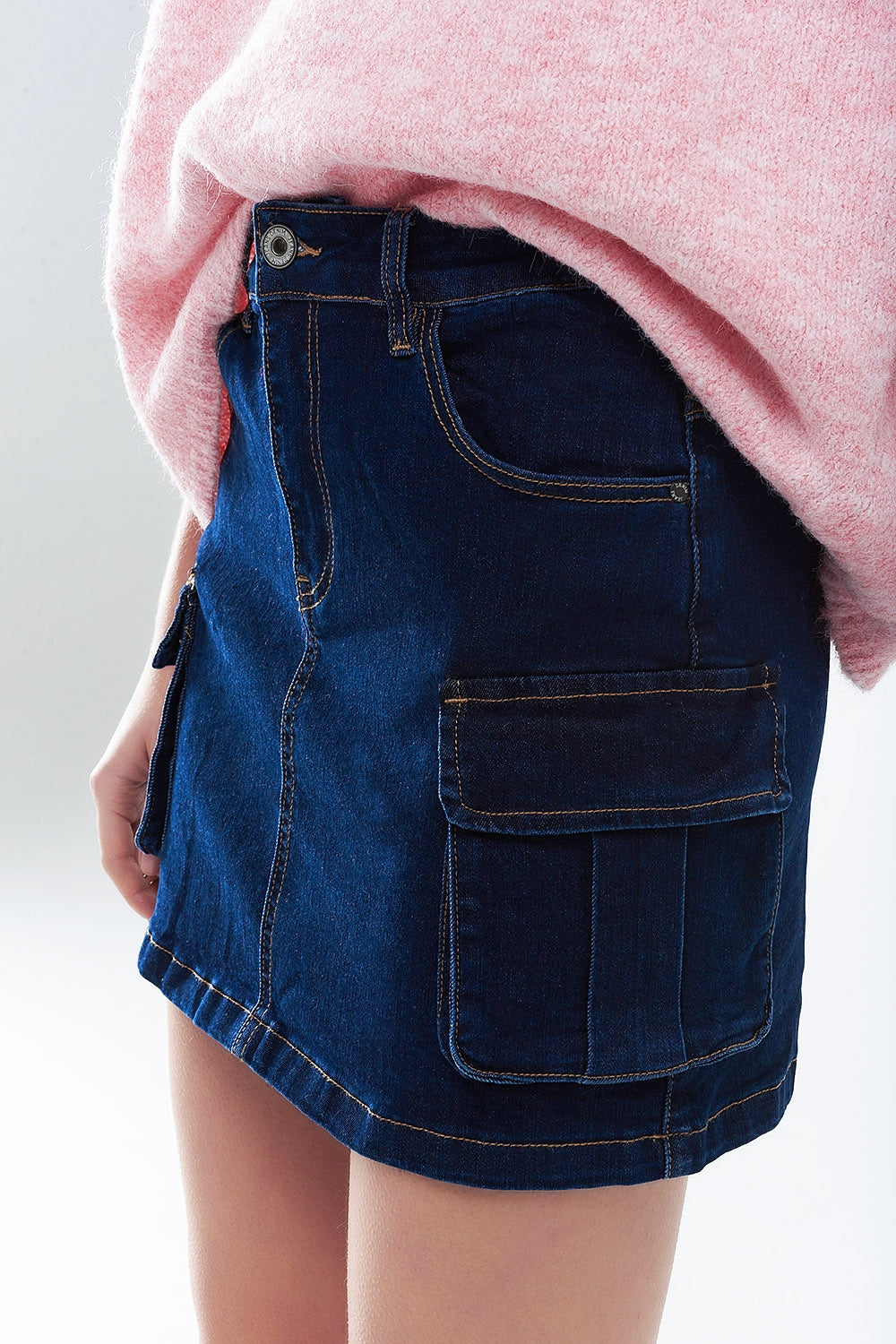 Saia Cargo Jeans em Lavagem Escura Com Costura Contrastante