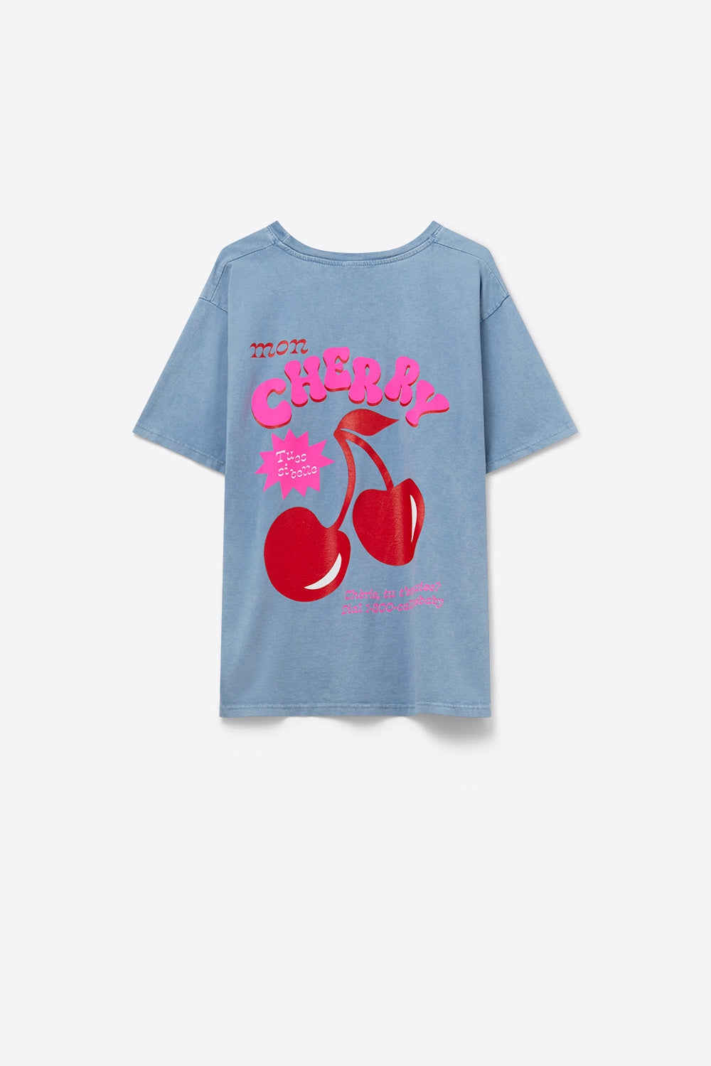 Camiseta azul com cereja no logotipo e letras