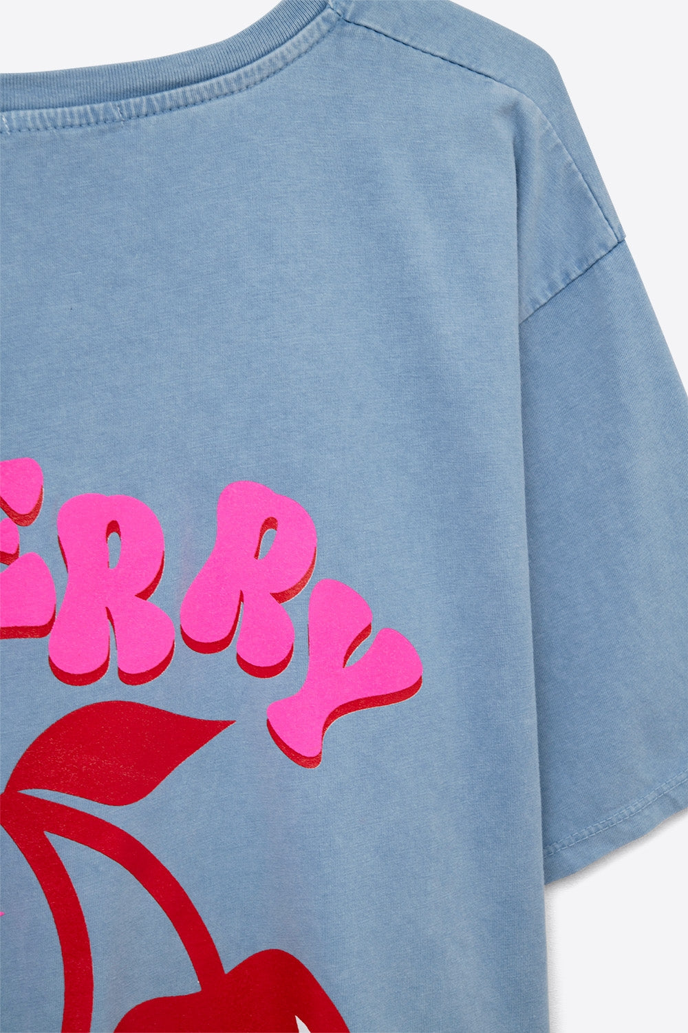 Camiseta azul com cereja no logotipo e letras