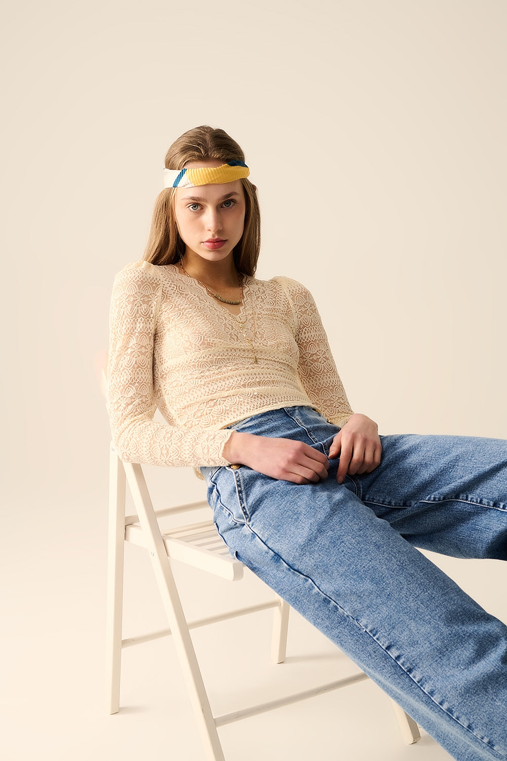 Blusa Romântica de Renda com Decote em V e Mangas Compridas em Bege