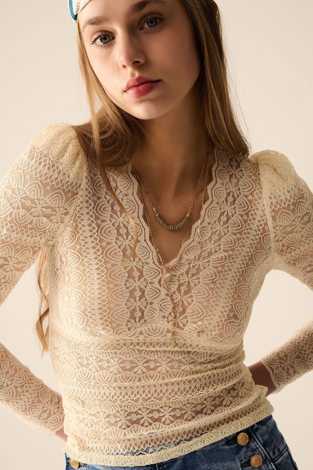 Blusa Romântica de Renda com Decote em V e Mangas Compridas em Bege