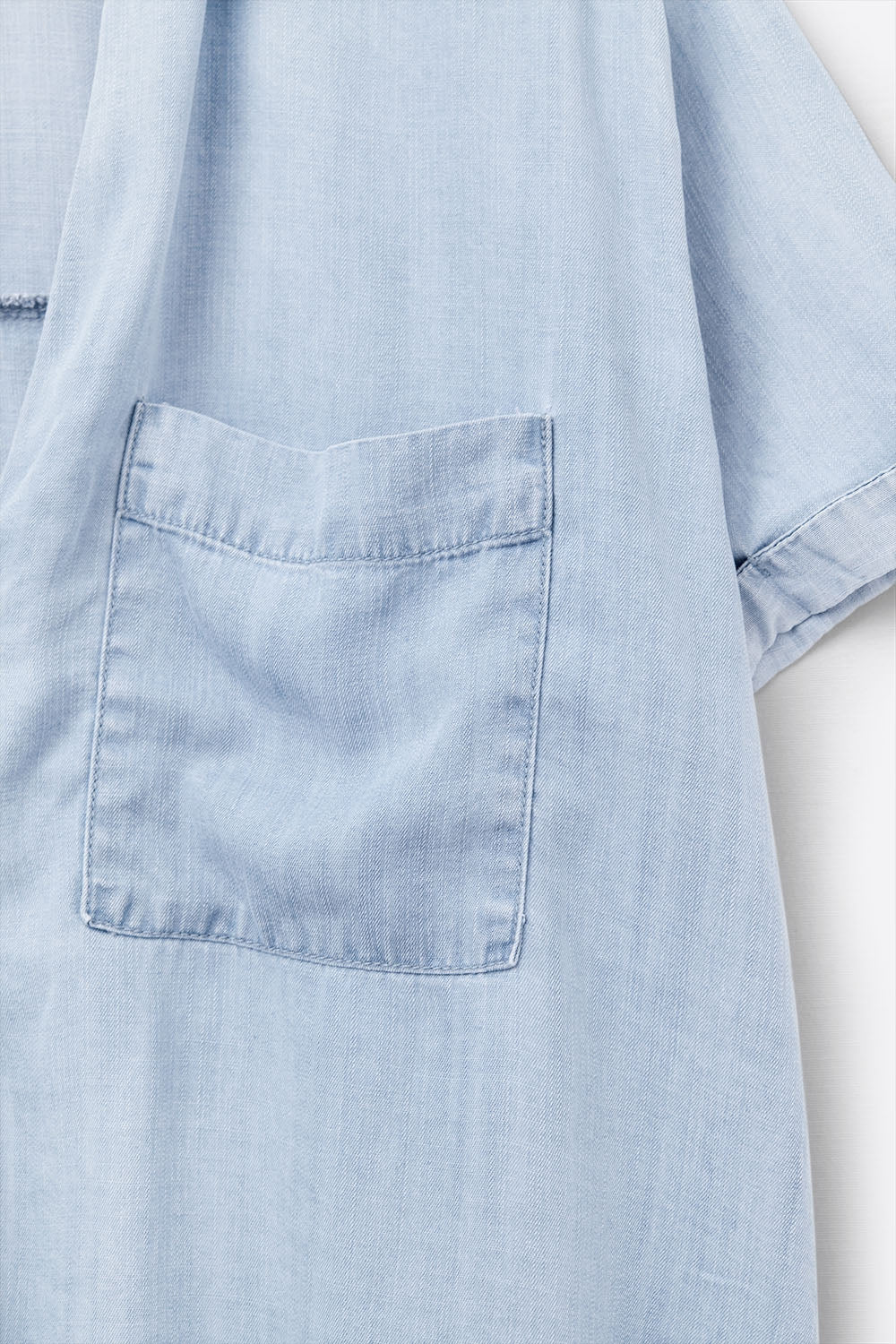 Camisa de manga curta em Tencel com bolso no peito em azul