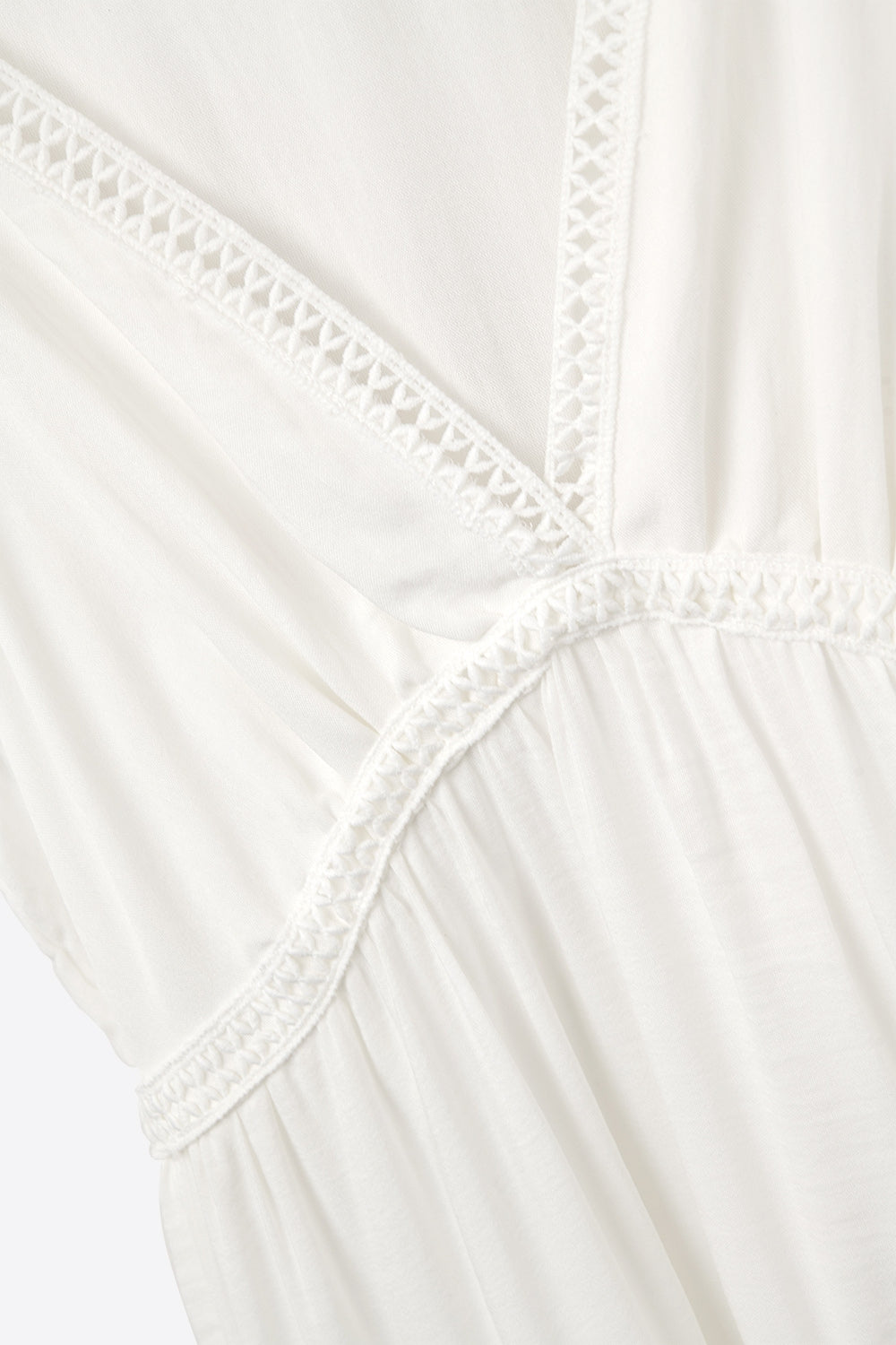 Vestido Maxi branco com pormenores em renda e estilo boho