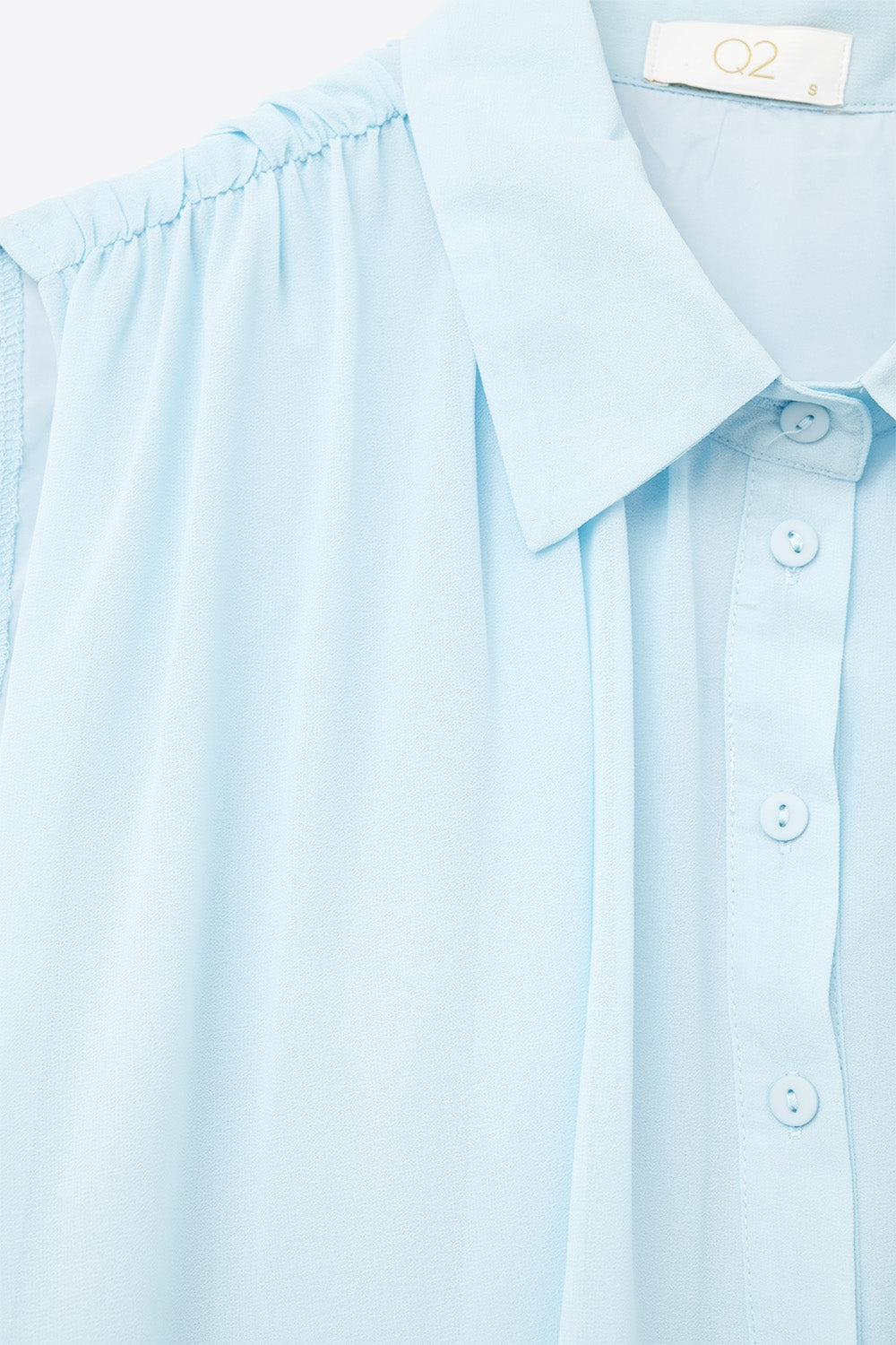 blusa de chiffon azul bebé com pregas na bainha