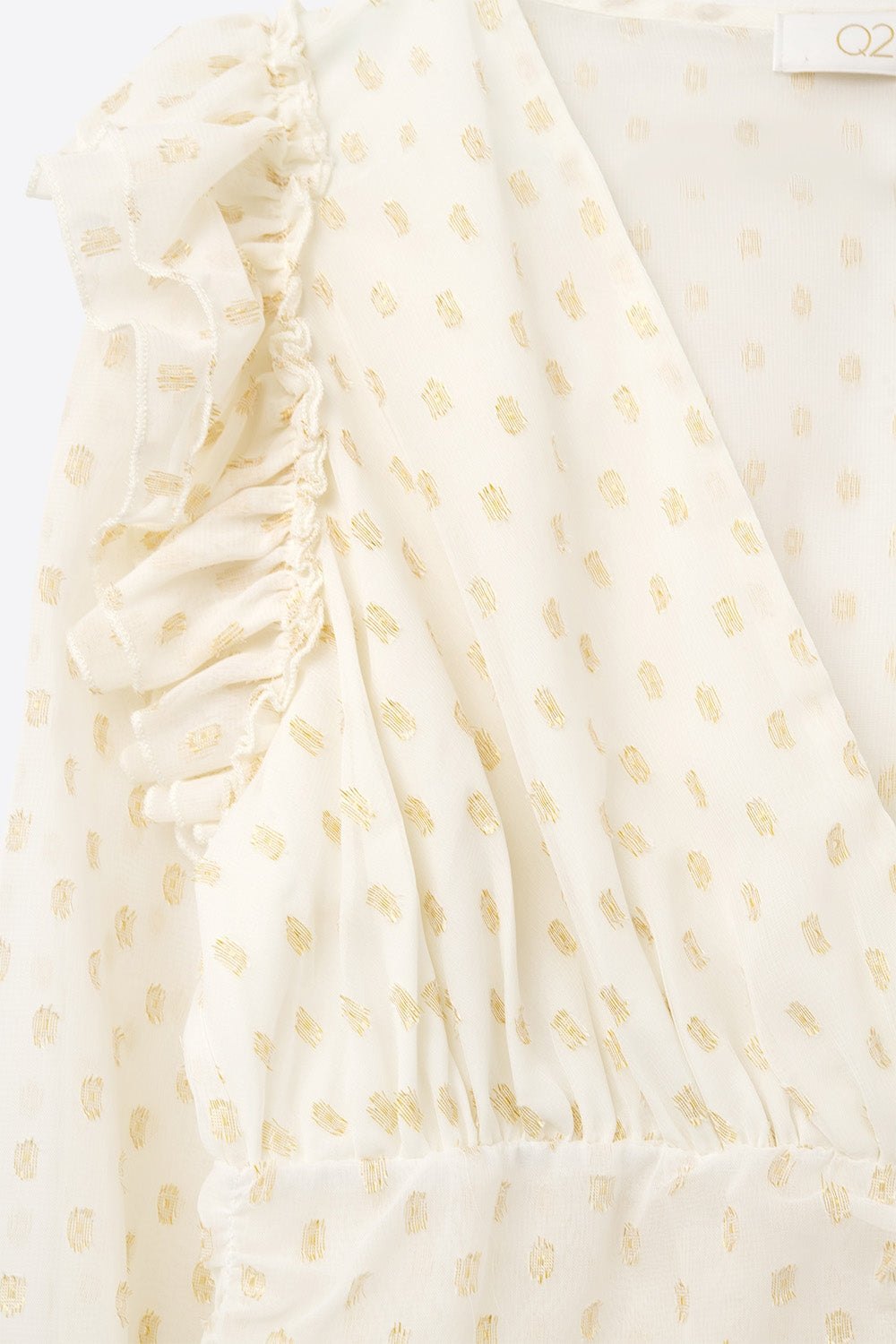 Blusa bege com pontos dourados e pormenores de folhos