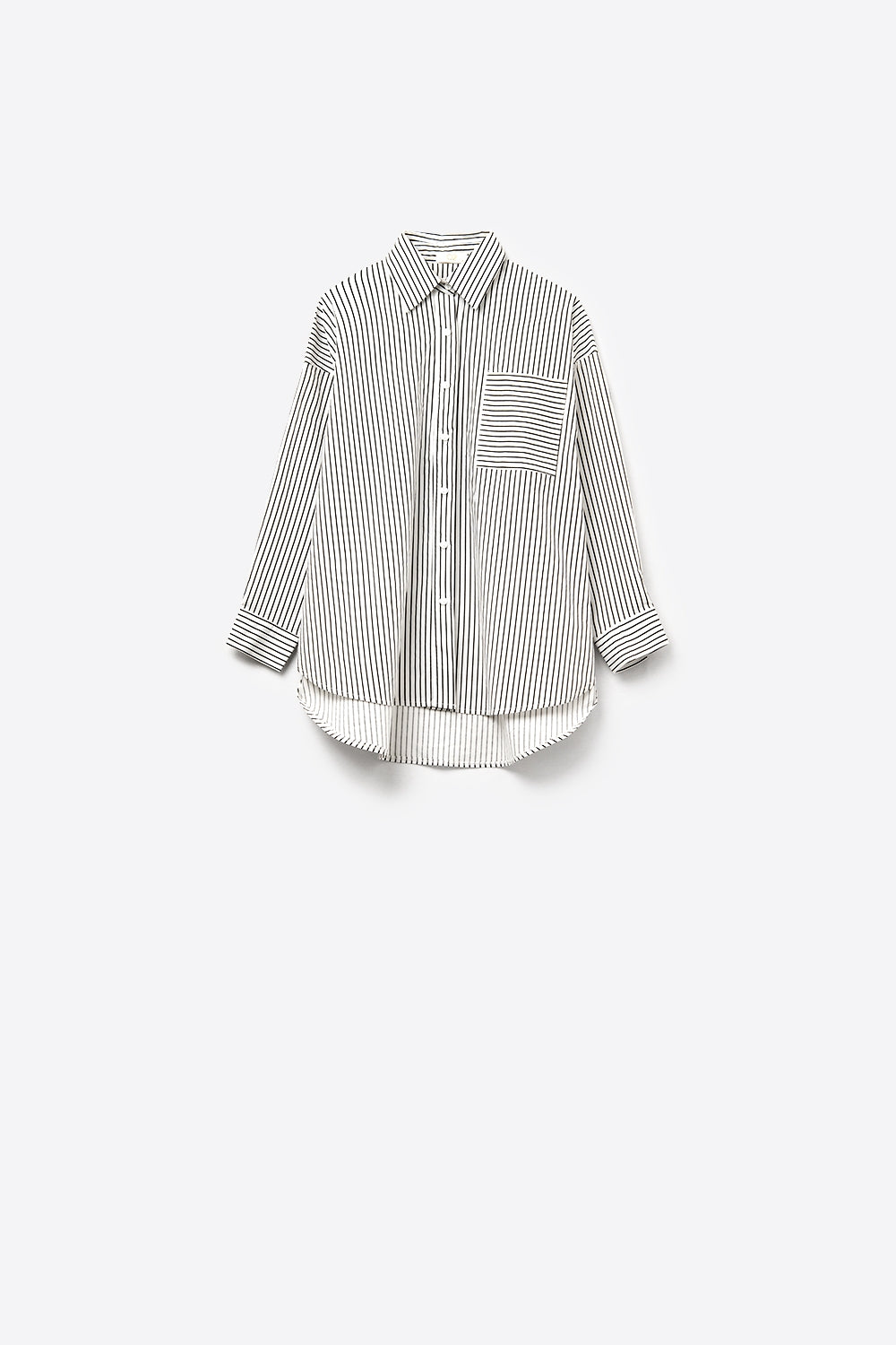 Camisa às riscas de tamanho grande com bolso no peito em preto e branco