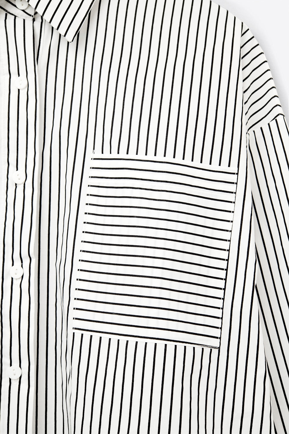 Camisa às riscas de tamanho grande com bolso no peito em preto e branco