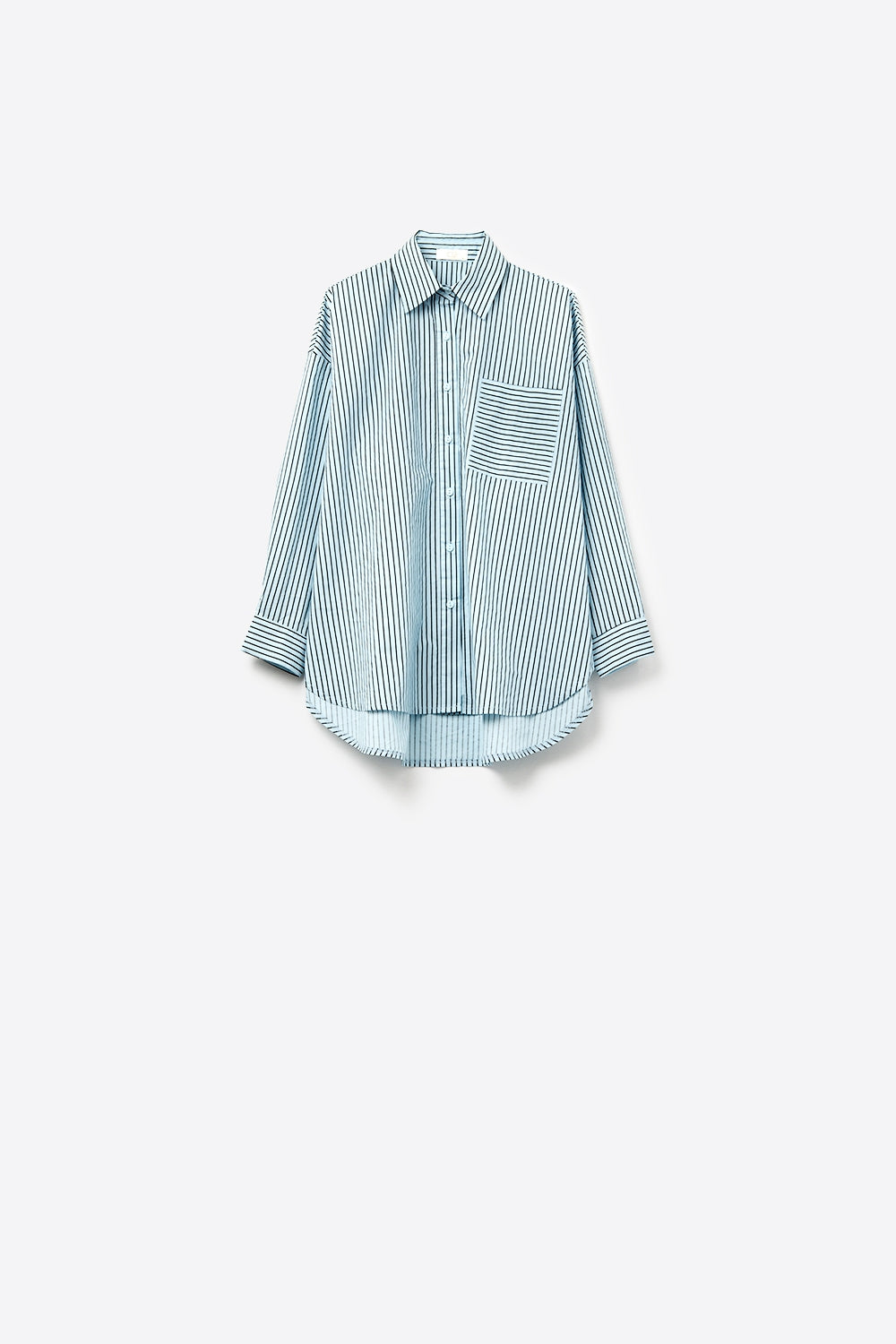 Camisa às riscas de tamanho grande com bolso no peito em preto e azul