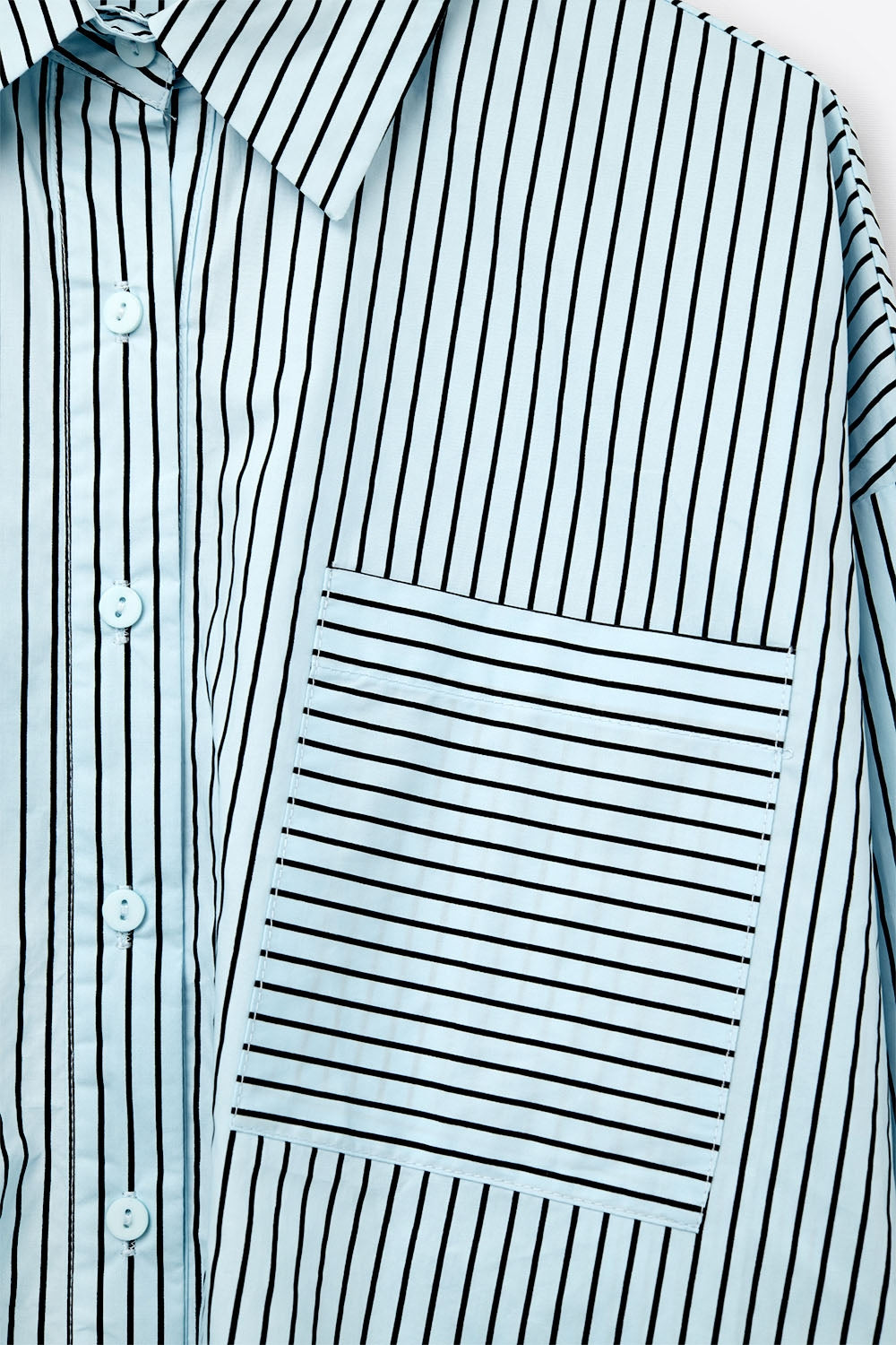 Camisa às riscas de tamanho grande com bolso no peito em preto e azul