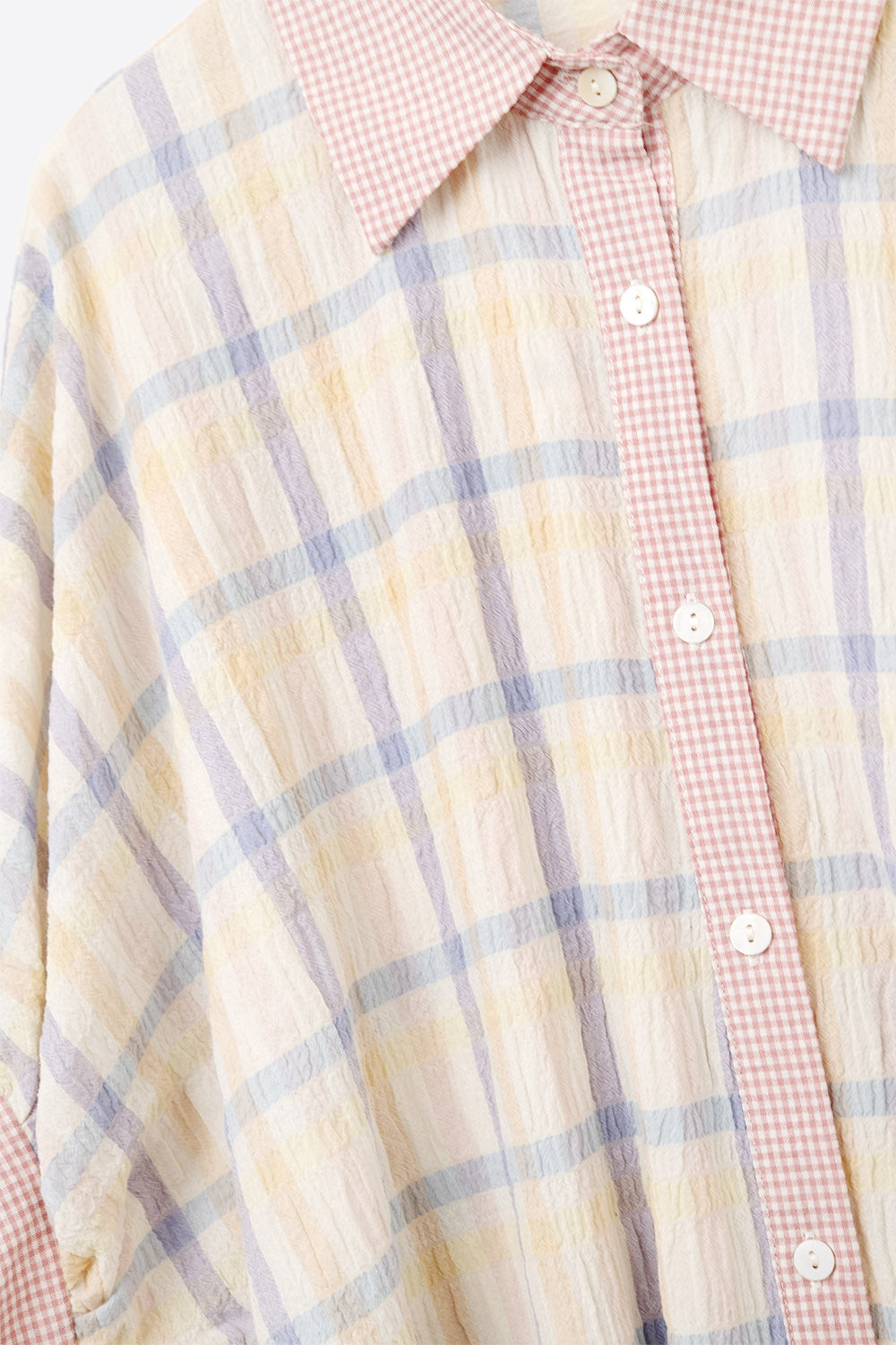 Blusa fluida de grandes dimensões com contraste cuadros