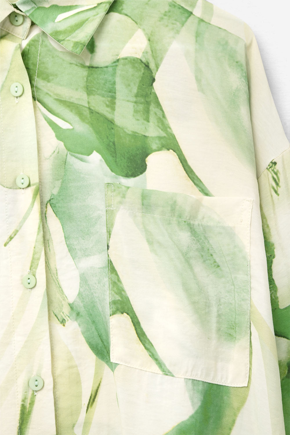 Blusa com botões estampada em aguarela verde