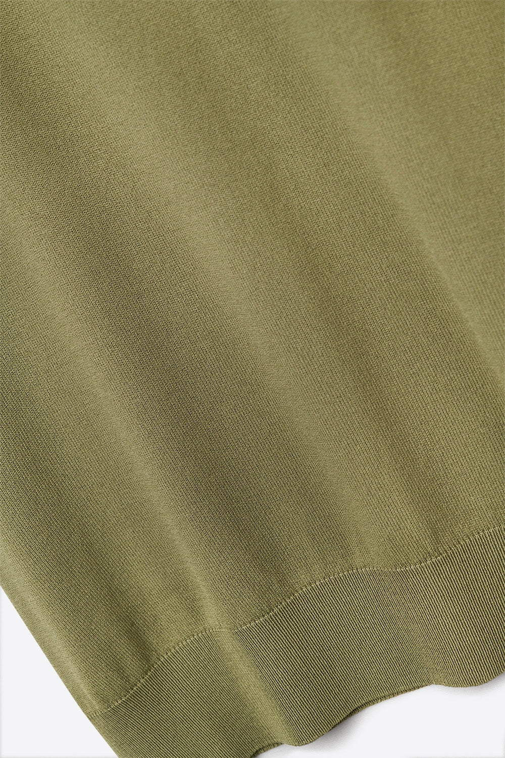 Camisola de gola alta caqui com mangas curtas ajustadas