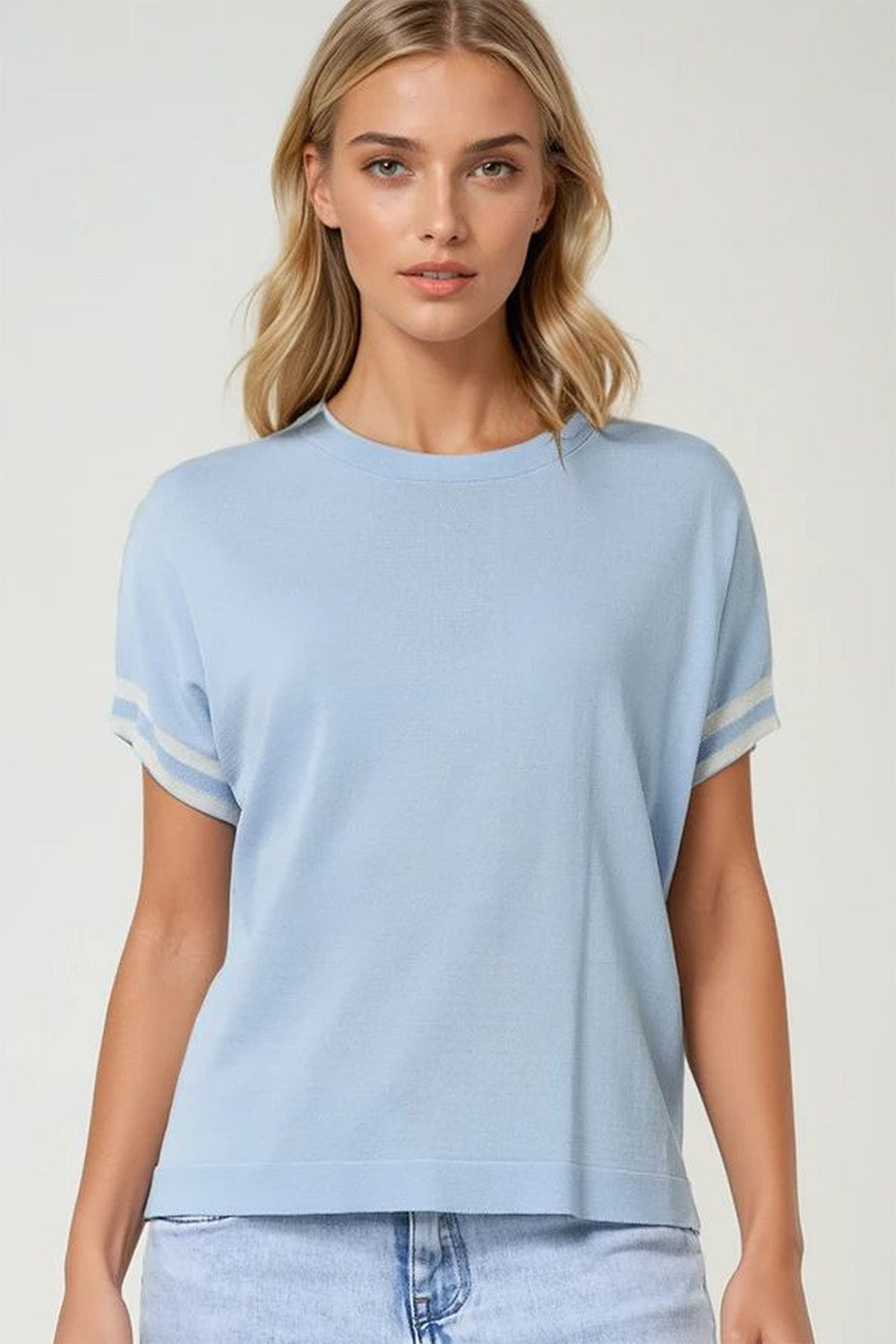 Suéter em Azul Bebê com Detalhe de Contraste Branco
