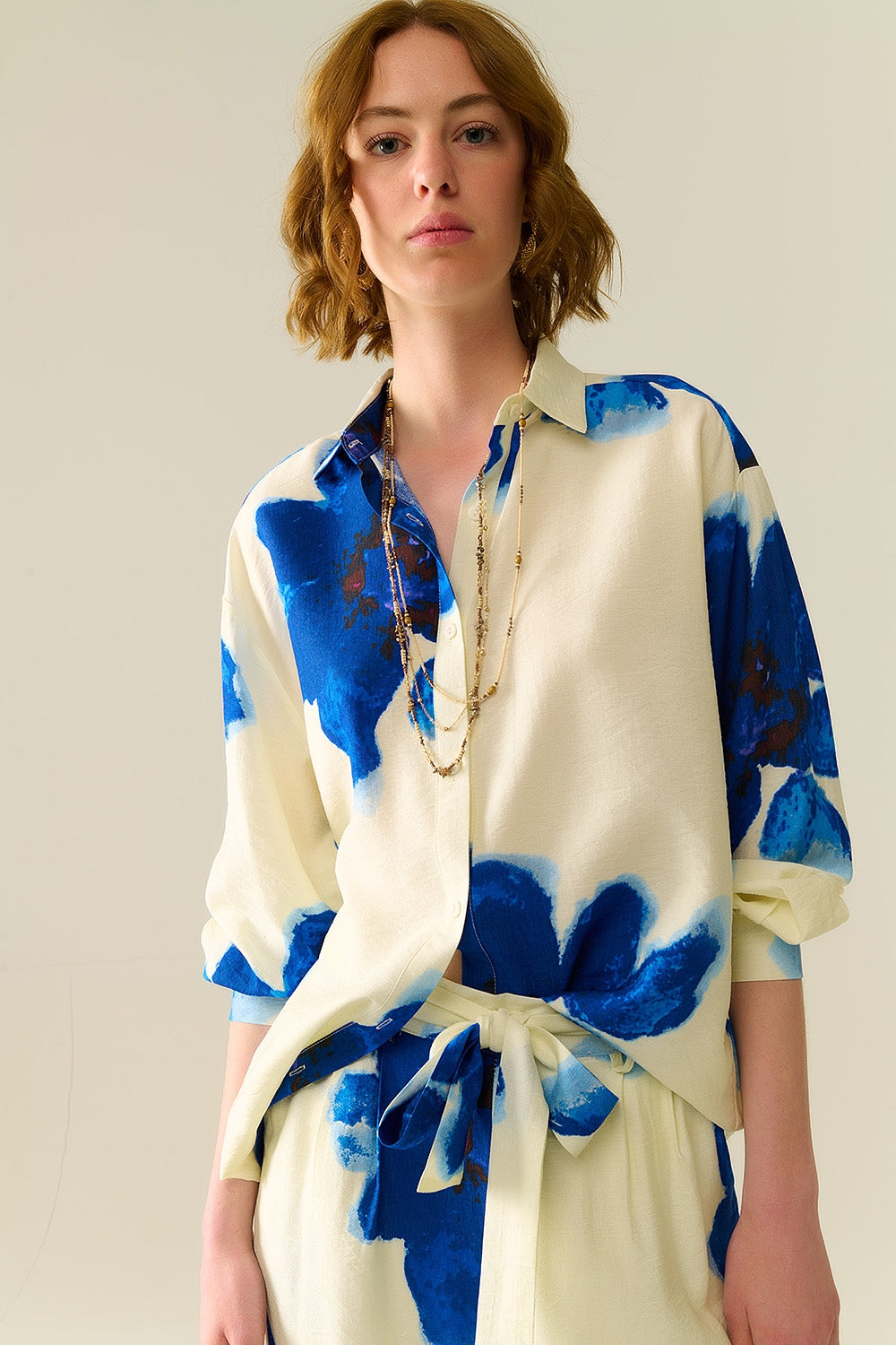 Camisa Relaxada em Branco com Estampa de Flores Tropicais Azuis