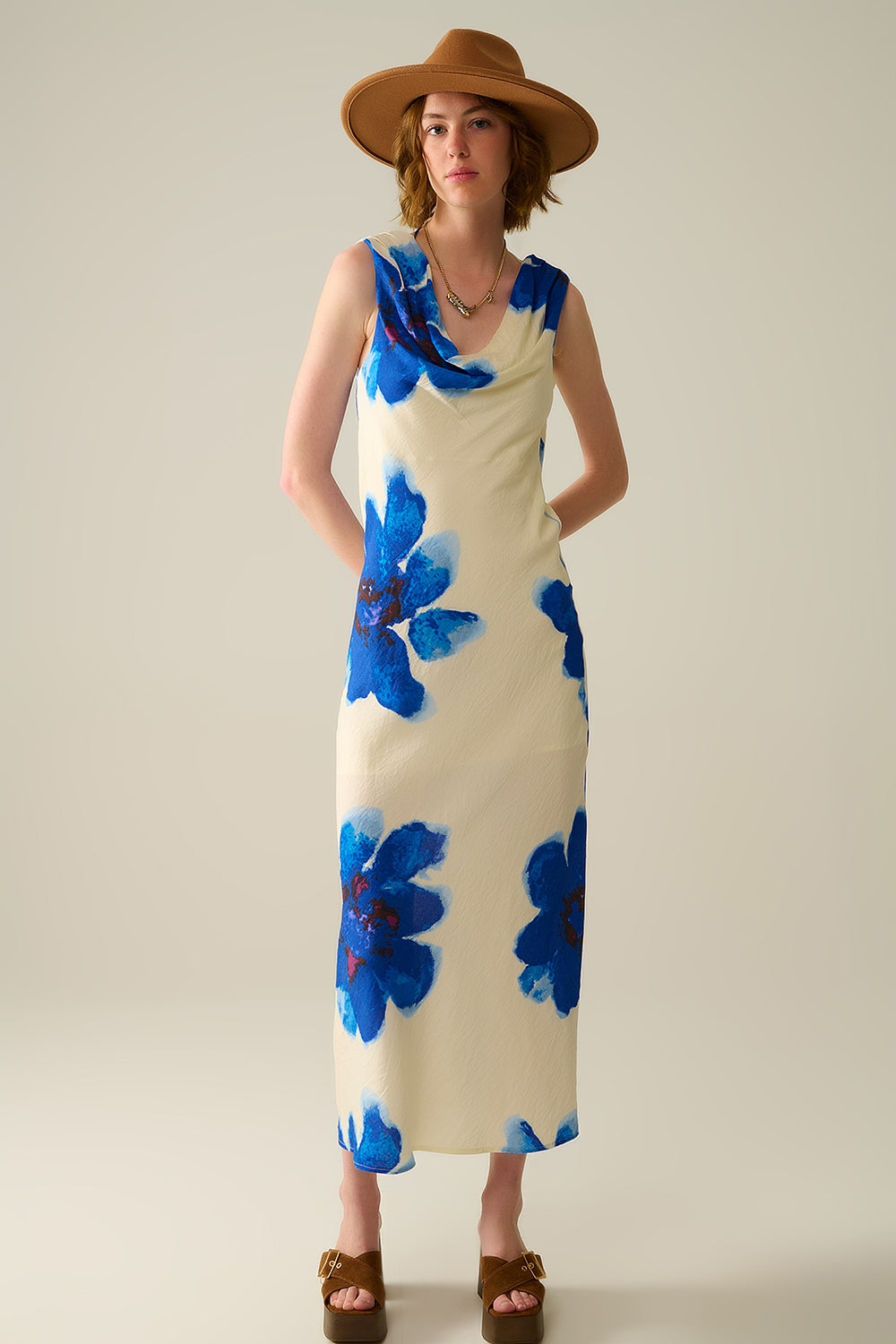 Vestido longo azul fluido sem mangas com estampa floral
