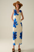 Vestido longo azul fluido sem mangas com estampa floral