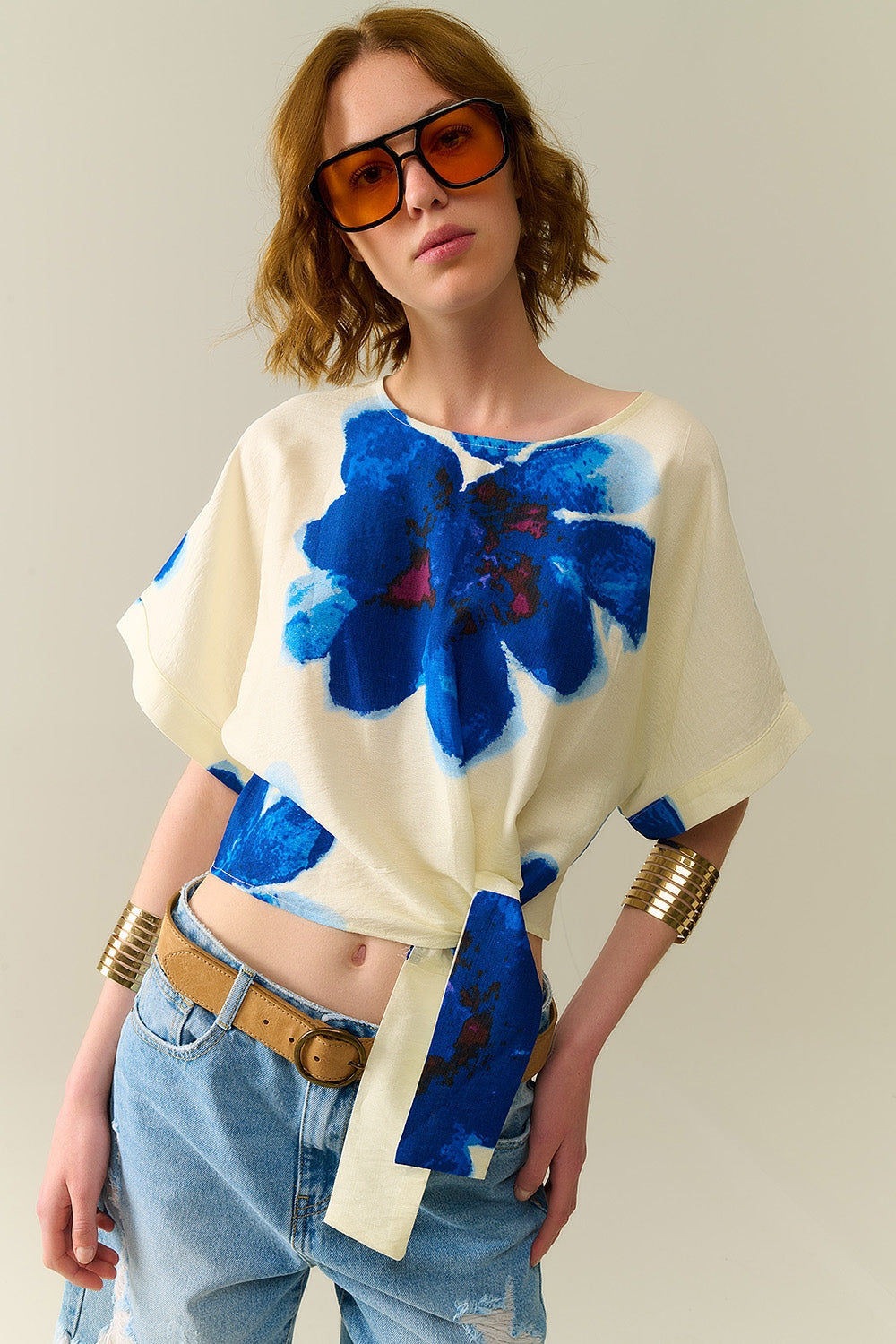 Blusa Branca Cropped Com Estampa Floral Tropical Azul
