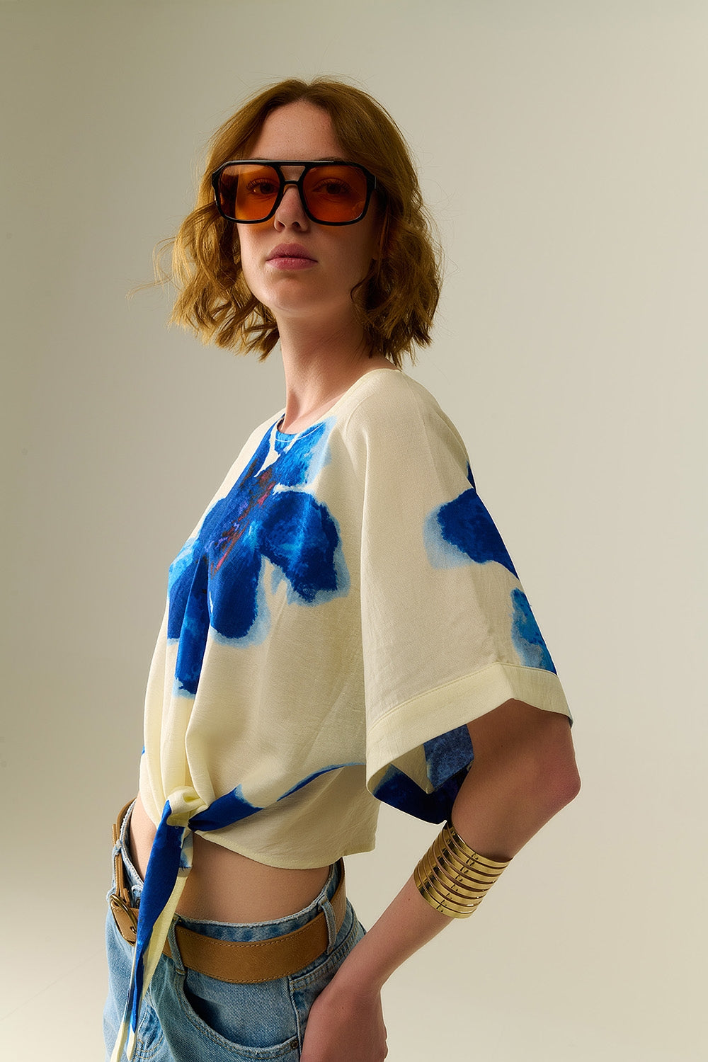 Blusa Branca Cropped Com Estampa Floral Tropical Azul
