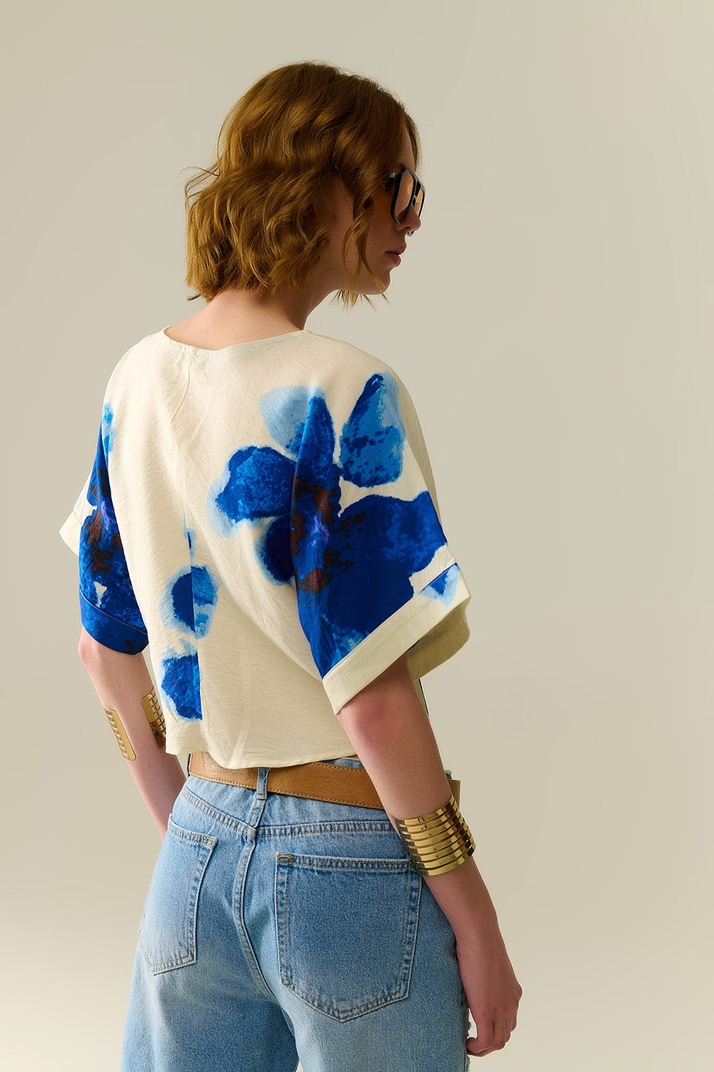 Blusa Branca Cropped Com Estampa Floral Tropical Azul