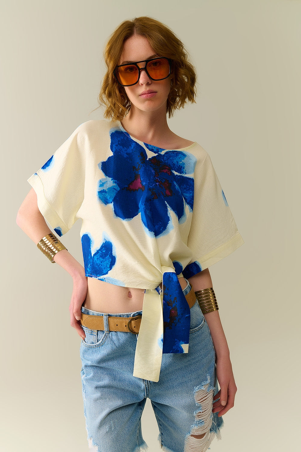 Blusa Branca Cropped Com Estampa Floral Tropical Azul