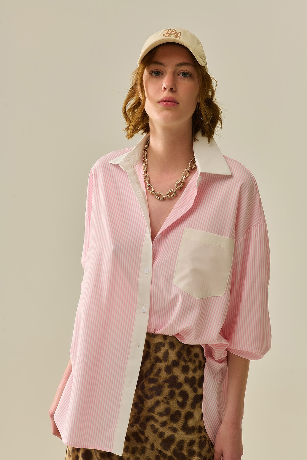 Camisa Listrada Rosa com bolso e colarinho branco