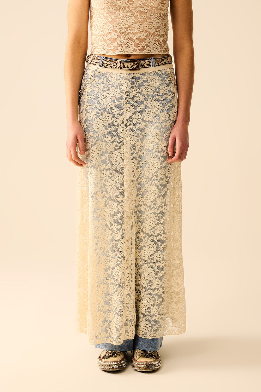 Saia longa de renda bege com design floral