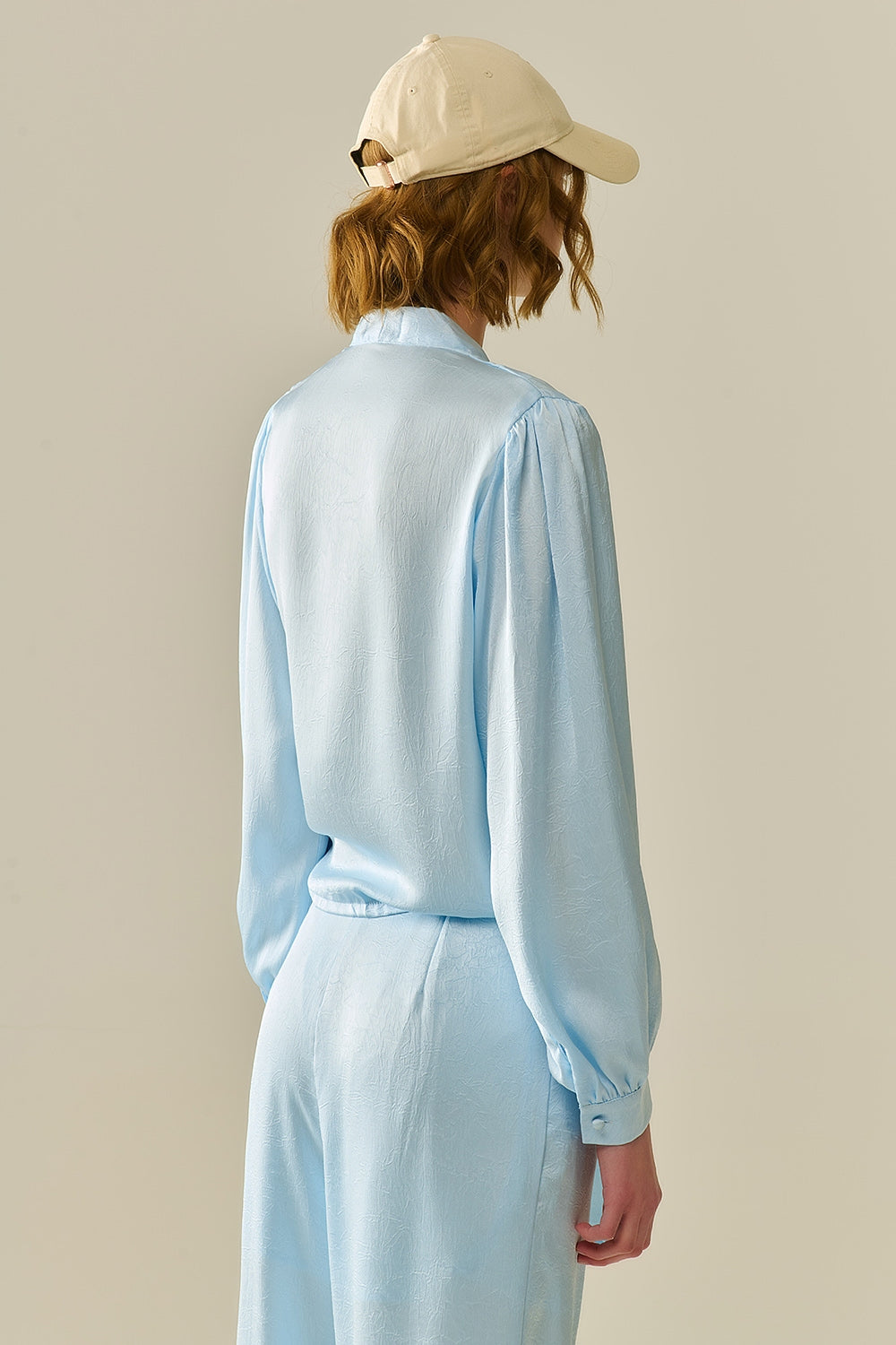 Camisa Cropped com Botões em Azul com Detalhe de Nó